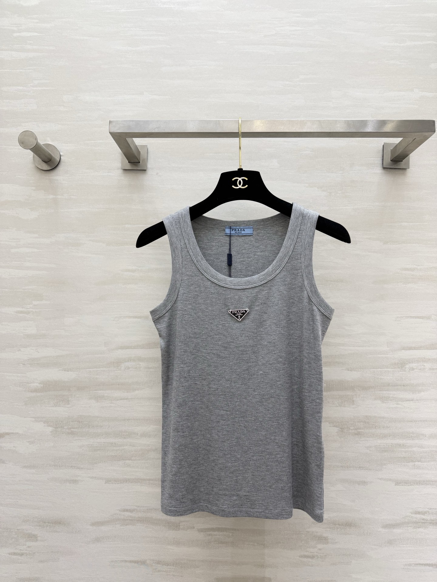 NO:781964,#Pradss Classic ribbed vest with inverted triangle logo. The wardrobe just needs a luxury brand interior to match the ceiling!  The iconic metal inverted triangle logo is highly recognizable, low-key and elegant. The ribbed rib fabric has full elasticity and is slim-fitting but not tight!  Show off your figure!  The three colors of white/grey/black are available to suit your entire spring and summer wardrobe!  The U-shaped collar design modifies the lines of the shoulders and neck, and it’s perfect when worn alone or layered underneath!  Heavyweight, skin-friendly cotton is breathable and does not make you sweaty. It is suitable for commuting, going out, and daily life!  High-quality customization, ready-made sizeS/M/L (), Prada-clothing, prada, prada,19860909#Pradss经典倒三角标罗纹背心 衣橱刚需奢牌内搭天花板！标志性金属倒三角logo 辨识度拉满 低调又显贵 坑条罗纹面料弹力拉满 修身不紧绷！巨显身材！白/灰/黑三色齐发 承包你一整个春夏的穿搭！U型领设计 修饰肩颈线条 单穿内搭都绝了！重磅亲肤棉透气不闷汗 通勤、出街、日常全场景适配！高品质定制 现货首发sizeS/M/L（）,普拉达-服装,prada,prada,,Women's clothing