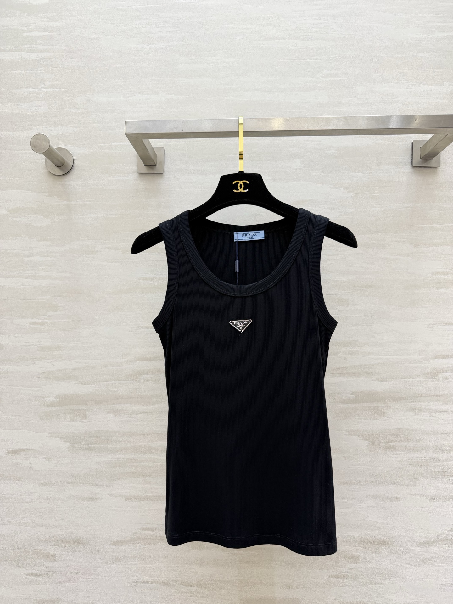 NO:781977,#Pradss Classic ribbed vest with inverted triangle logo. The wardrobe just needs a luxury brand interior to match the ceiling!  The iconic metal inverted triangle logo is highly recognizable, low-key and elegant. The ribbed rib fabric has full elasticity and is slim-fitting but not tight!  Show off your figure!  The three colors of white/grey/black are available to suit your entire spring and summer wardrobe!  The U-shaped collar design modifies the lines of the shoulders and neck, and it’s perfect when worn alone or layered underneath!  Heavyweight, skin-friendly cotton is breathable and does not make you sweaty. It is suitable for commuting, going out, and daily life!  High-quality customization, ready-made sizeS/M/L (), Prada-clothing, prada, prada,19860909#Pradss经典倒三角标罗纹背心 衣橱刚需奢牌内搭天花板！标志性金属倒三角logo 辨识度拉满 低调又显贵 坑条罗纹面料弹力拉满 修身不紧绷！巨显身材！白/灰/黑三色齐发 承包你一整个春夏的穿搭！U型领设计 修饰肩颈线条 单穿内搭都绝了！重磅亲肤棉透气不闷汗 通勤、出街、日常全场景适配！高品质定制 现货首发sizeS/M/L（）,普拉达-服装,prada,prada,,Women's clothing
