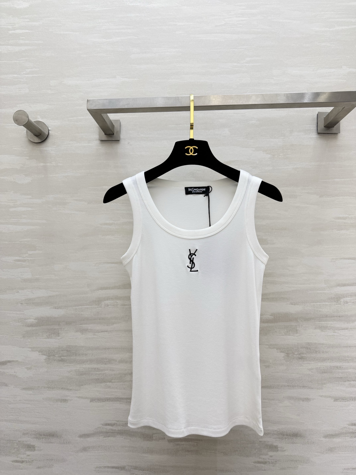 NO:799894,#YSLss Classic logo embroidered ribbed vest, French minimalist and high-end feel, iconic YSL embroidered logo, highly recognizable, low-key yet noble!  The ribbed fabric has full elasticity, slim fit but not tight, and shows off your figure!  The white/black color combination has a U-shaped collar design that modifies the lines of the shoulders and neck. It’s perfect when worn alone or worn underneath!  Heavyweight, skin-friendly cotton is breathable and does not make you sweaty. It is suitable for commuting, going out, and daily life!  High quality customization, available in stock first size S/M/L (,,saint laurent,19860909#YSLss经典logo刺绣罗纹背心 法式极简高级感 标志性YSL刺绣logo 辨识度拉满 低调又显贵！坑条罗纹面料 弹力拉满 修身不紧绷 巨显身材！白/黑两色齐发 U型领设计修饰肩颈线条 单穿内搭都绝了！重磅亲肤棉透气不闷汗 通勤、出街、日常全场景适配！高品质定制 现货首发sizeS/M/L（,,saint laurent,,Women's clothing