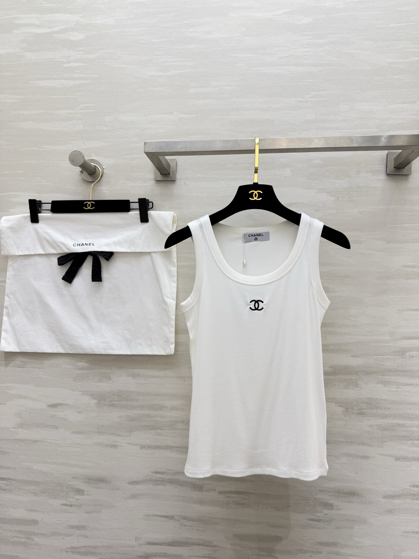 NO:781892,Black, white and gray collection!  Classic double C | Thread slimming | The King of Versatility Summer happiness is given by this vest. High-quality customization. Available in stock first size S/M/L (), Chanel-clothing, chanel,19860909黑白灰控集合！ 经典双C | 螺纹显瘦 | 百搭王者 夏天的快乐,是这件背心给的 高品质定制 现货首发sizeS/M/L（）,香奈儿-服装,chanel,,Women's clothing