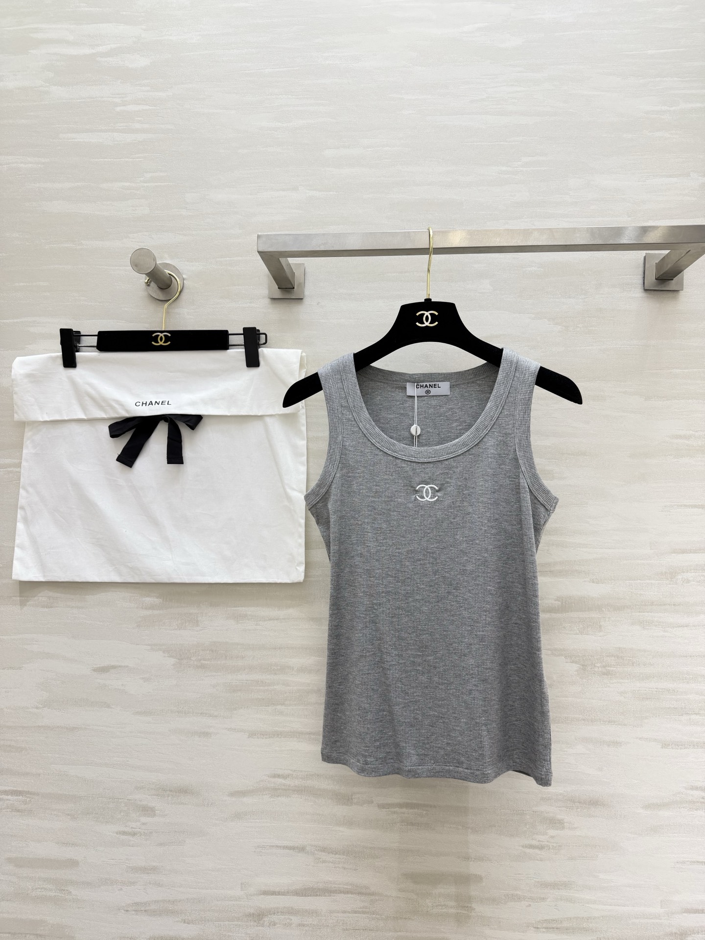 NO:781909,Black, white and gray collection!  Classic double C | Thread slimming | The King of Versatility Summer happiness is given by this vest. High-quality customization. Available in stock first size S/M/L (), Chanel-clothing, chanel,19860909黑白灰控集合！ 经典双C | 螺纹显瘦 | 百搭王者 夏天的快乐,是这件背心给的 高品质定制 现货首发sizeS/M/L（）,香奈儿-服装,chanel,,Women's clothing