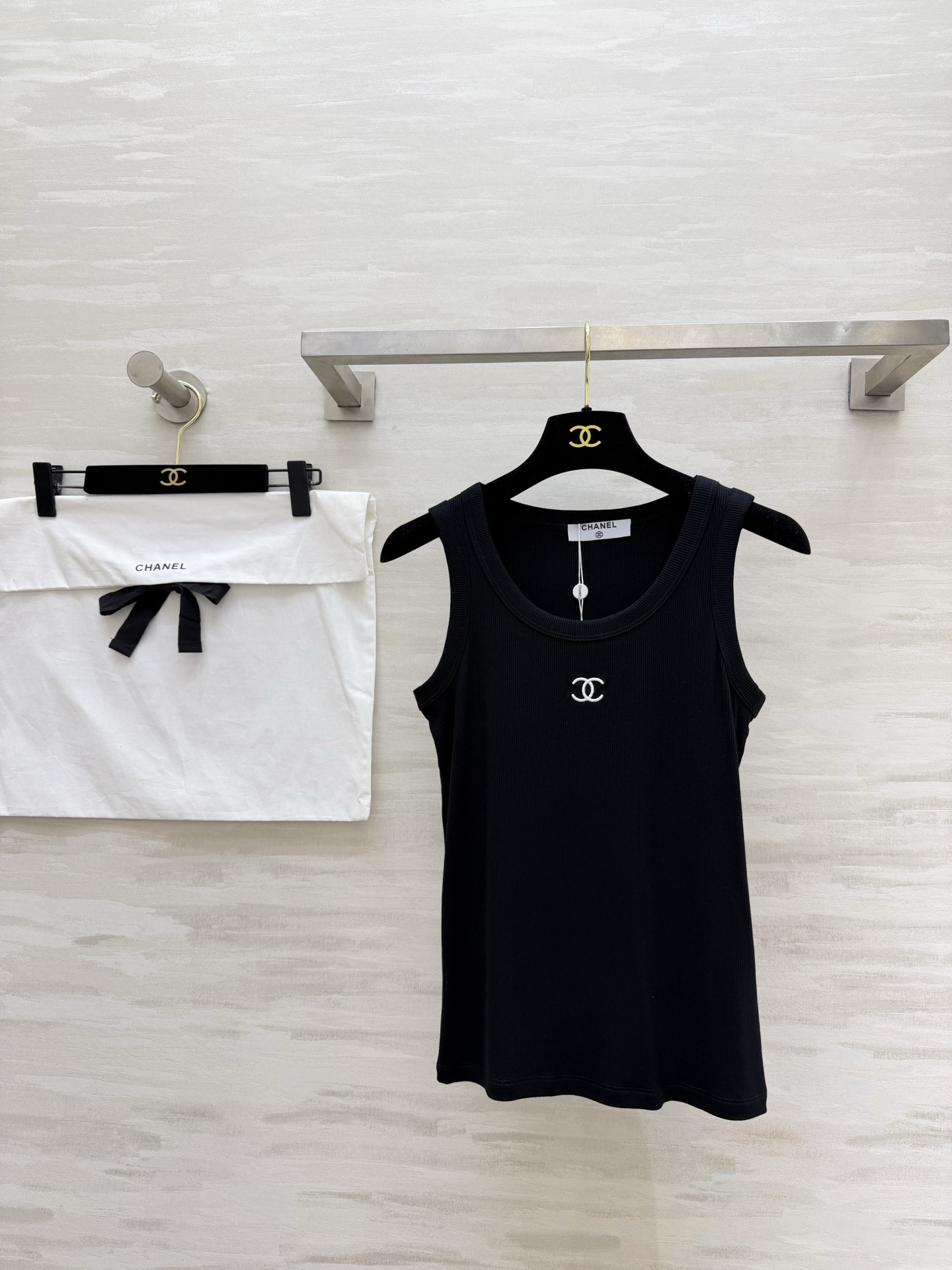 NO:781925,Black, white and gray collection!  Classic double C | Thread slimming | The king of all-match. The happiness of summer is given by this vest. High-quality customization. Available in stock first size S/M/L (, Chanel-clothing, chanel,19860909黑白灰控集合！ 经典双C | 螺纹显瘦 | 百搭王者 夏天的快乐,是这件背心给的 高品质定制 现货首发sizeS/M/L（,香奈儿-服装,chanel,,Women's clothing