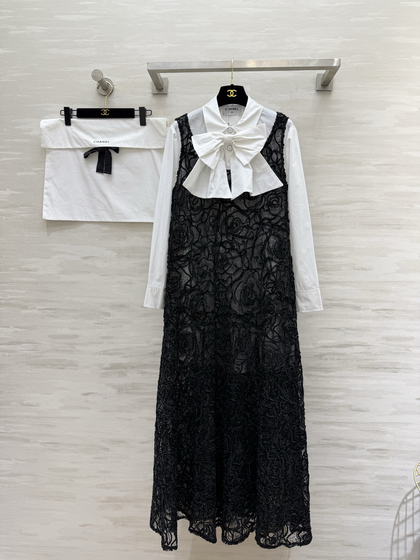 NO:781860,The same style as the CHANE catwalk. Elegant ceiling. When classic camellia lace meets a big bow white shirt, the perfect collision of French laziness and exquisite sweetness. The three-dimensional flower mesh long skirt is vaguely sexy. Paired with a bow shirt, it is also an atmospheric artifact when worn alone. One set unlocks the sense of sight of a famous lady!  High-quality customization, available in stock first size S/M/L (S size shirt shoulder width 40, bust 94, dress length 78, skirt bust 96, dress length 133), Chanel-clothing, chanel, chanel, skirts, shirts,19860909CHANE走秀同款 优雅天花板 当经典山茶花蕾丝遇上大蝴蝶结白衬衫 法式慵懒与精致甜美的完美碰撞 立体盘花网纱长裙 若隐若现的性感 搭配蝴蝶结衬衫 单穿也是氛围感神器 一套解锁名媛千金既视感！高品质定制 现货首发sizeS/M/L（s码衬衣肩宽40,胸围94,衣长78 ,裙胸围96,衣长133）,香奈儿-服装,chanel,chanel,skirts,shirts,,Women's clothing
