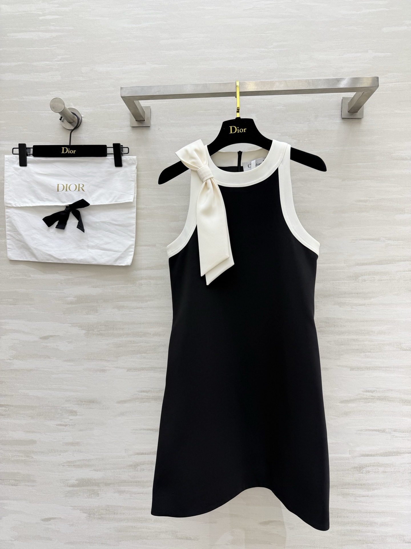 NO:781846,DIO·The Little Black Dress Ceiling Classic Hepburn style meets sweet elements. Elegant and straight with a big bow on the neckline. Gentle and age-reducing, it instantly breaks the boring feeling of the little black dress!  The black and white contrasting color tailoring is classic and unmistakable. It comes with a high-end filter from a wealthy family. The A-line version hides the flesh and makes you look slimmer. It perfectly modifies your figure. Whoever wears it will be the eldest lady!  High-quality customization, available in stock, size 36/38/40/42 (36 size bust 80, skirt length 83), Dior-clothing, dior, dior, skirts,19860909DIO·本命小黑裙天花板 经典赫本风遇上甜美元素 优雅直接拉满领口大蝴蝶结 温柔又减龄,瞬间打破小黑裙的沉闷感！黑白撞色剪裁经典不出错 自带富家千金的高级滤镜 A字版型藏肉显瘦 完美修饰身形 谁穿谁是大小姐！高品质定制 现货首发size36/38/40/42（36码胸围80,裙长83）,迪奥-服装,dior,dior,skirts,,Women's clothing