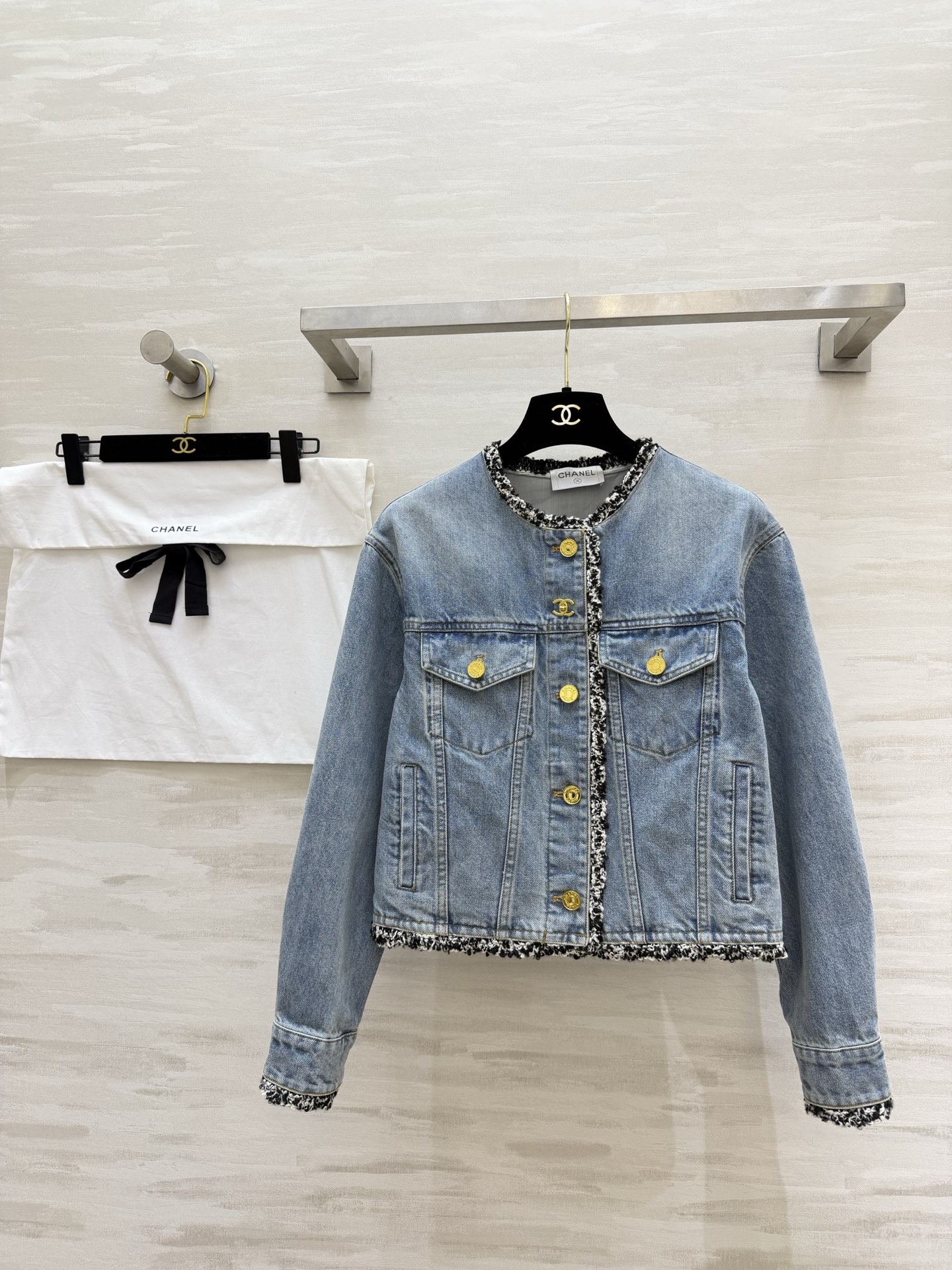 NO:781883,#Chane Haute Couture Series raw edge denim jacket. Vintage washed blue has been aged by enzymes many times. The color is advanced and white. The iconic gold buckle. The double C hardware is full of luster. Every buckle has a sense of exquisite ceremony!  Soul raw edges, black and white tweed splicing, break the monotony of denim, gold short style optimizes body proportions, does not weigh down the body, covers the flesh, looks slim and neat!  High-quality customization, available in stock first size S/M/L (S size shoulder width 44, bust 96, length 47.5), Chanel-clothing, chanel, chanel, jackets & coats, gold,19860909#Chane高定系列毛边丹宁外套 复古水洗蓝经过多次酵素做旧 色调高级显白 标志性金扣 双C五金光泽感十足 每一处扣合都是精致仪式感！灵魂毛边 黑白粗花呢拼接 打破牛仔单调 黄金短款优化身材比例 不压个子 遮肉显瘦又利落！高品质定制 现货首发sizeS/M/L（s码肩宽44,胸围96,衣长47.5）,香奈儿-服装,chanel,chanel,jackets & coats,gold,,Women's clothing