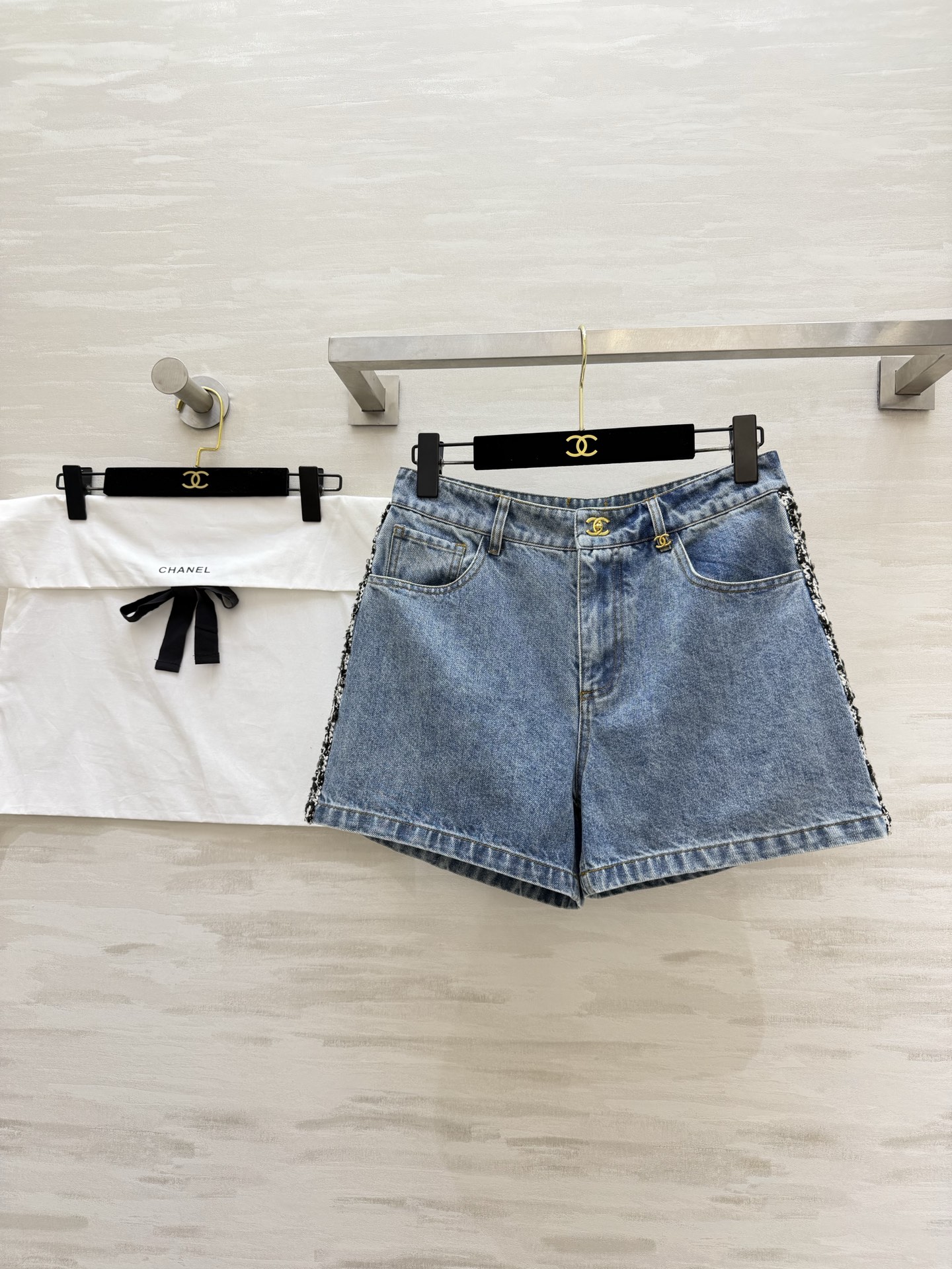 NO:781872,#Chane tweed raw edge denim shorts, vintage washed denim with distressed tones, high-end whitening, iconic double C gold buckle, full hardware texture, highlighting the brand recognition in the details, tweed raw edges on the sides, classic black and white weaving splicing, breaking the monotony of denim, sweet and cool feeling, the A-line high-waisted version instantly lifts the waistline, hides the flesh and slims down, optimizes body proportions, the double C embroidery on the back is low-key and eye-catching, and the back shadow directly makes you look like a god!  High-quality customization, available in stock first size S/M/L (S size waist 70, pants length 35), Chanel-clothing, chanel, chanel, shorts,19860909#Chane粗花呢毛边牛仔短裤 复古水洗丹宁做旧色调高级显白 标志性双C金扣 五金质感拉满 细节处彰显品牌辨识度 侧边粗花呢毛边 经典黑白编织拼接 打破牛仔单调 甜酷感拉满 A字高腰版型秒提腰线 藏肉显瘦 优化身材比例 后背双C刺绣低调又吸睛 背影杀直接封神！高品质定制 现货首发sizeS/M/L（s码腰围70,裤长35）,香奈儿-服装,chanel,chanel,shorts,,Women's clothing