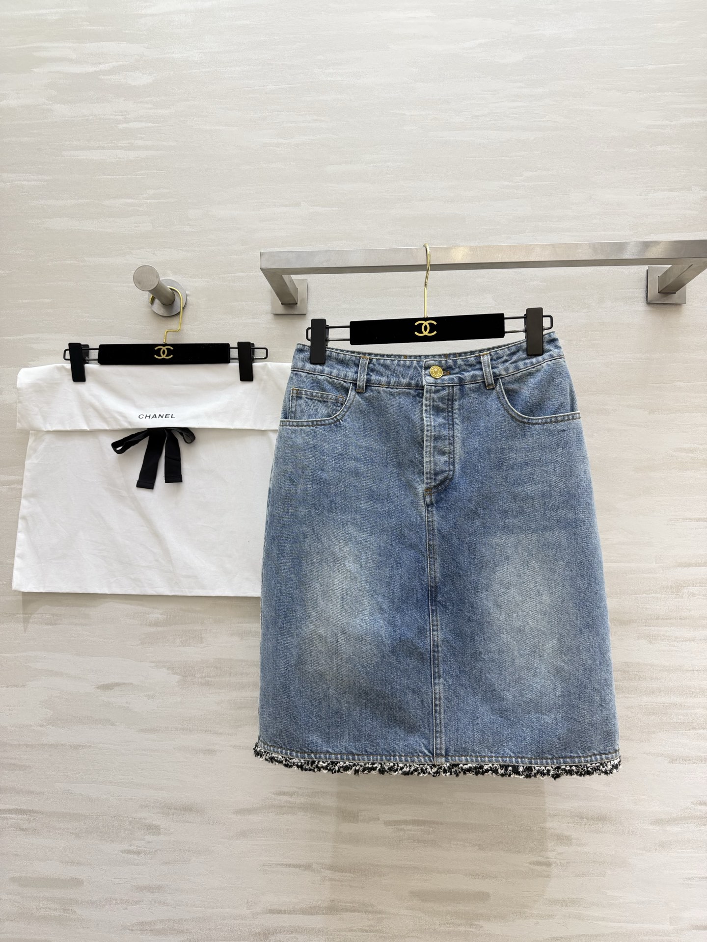 NO:781859,#Chane Retro raw edge denim skirt Fairy tones Handmade enzyme washed and distressed The blue is gentle and noble Soul design Tweed raw edge splicing on the sides Classic black and white color The details are ecstatic Front gold buckle closure Double C embroidered pockets on the back High-profile luxury in the fairy version Straight cut does not stick to the flesh Slit design brings wind when walking Covers the crotch and hides the flesh High-quality customization  Available in stock first size S/M/L (S size waist 68, pants length 53.5), Chanel-clothing, chanel, chanel, skirts,19860909#Chane复古毛边牛仔半裙 神仙色调 手工酵素水洗做旧 蓝得温柔又显贵 灵魂设计 侧边粗花呢毛边拼接 经典黑白配色 细节控狂喜 正面金扣锁合 后背双C刺绣口袋 低调处尽显奢华 神仙版型直筒剪裁不贴肉 开衩设计走路带风 遮胯藏肉一绝 高品质定制 现货首发sizeS/M/L（s码腰围68,裤长53.5）,香奈儿-服装,chanel,chanel,skirts,,Women's clothing