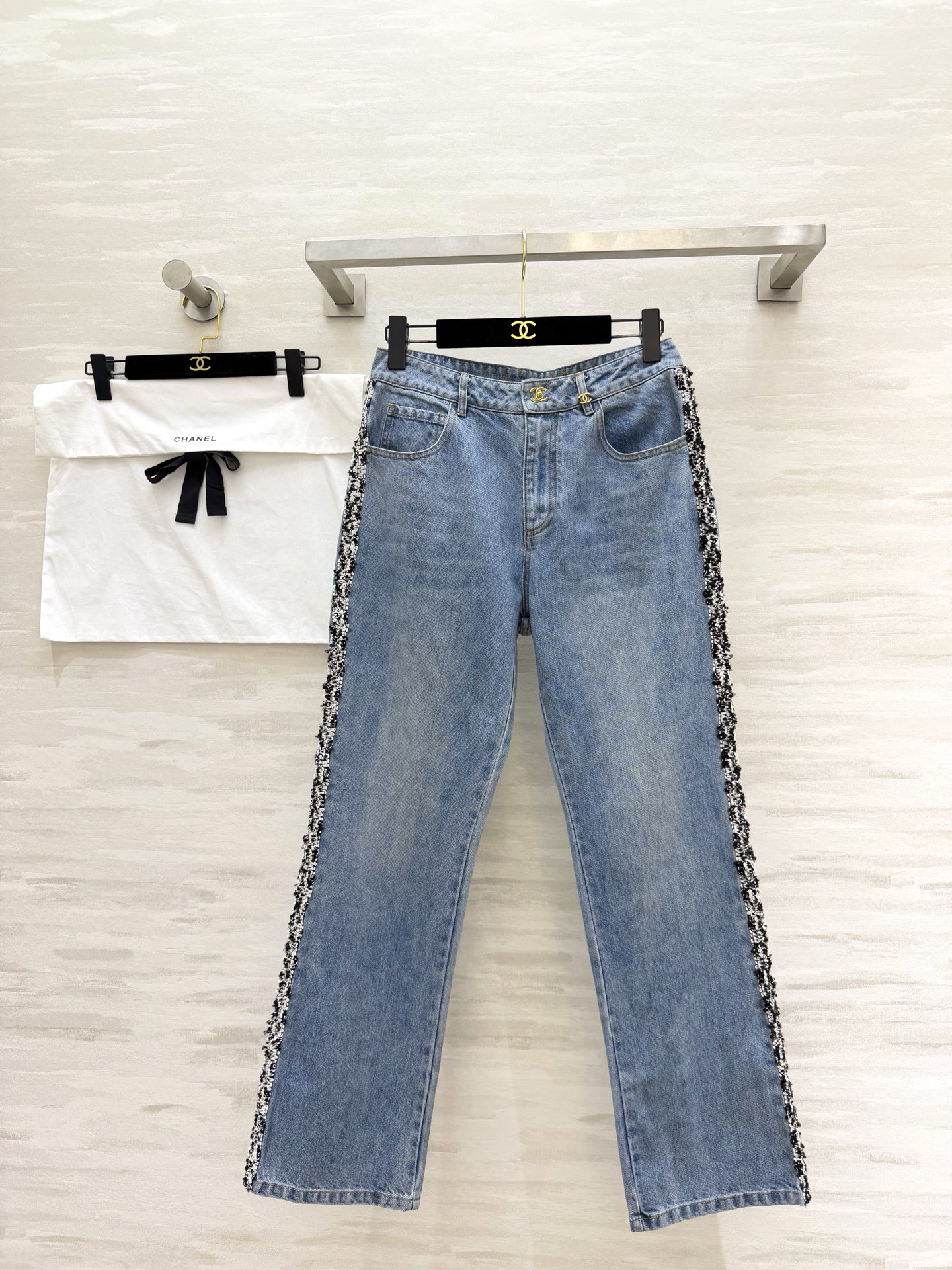 NO:781845,#Chane side raw edge denim straight pants, hand-made enzyme washed and distressed in fairy tones, high-end blue, soul design with black and white tweed raw edge splicing on the side, instantly breaks the monotony of denim, details control ecstasy, double C gold buckle on the front, double C embroidered pocket on the back, luxury hidden in low-key, fairy version high-waisted straight cut, elongating the leg line, covering the crotch and hiding the flesh, the essence of the legs!  High-quality customization, available in stock first size S/M/L (S size waist 68, pants length 99), Chanel-clothing, chanel, chanel,19860909#Chane侧边毛边牛仔直筒裤 神仙色调手工酵素水洗做旧 蓝得高级 灵魂设计侧边黑白粗花呢毛边拼接 瞬间打破牛仔单调 细节控狂喜 正面双C金扣 后背双C刺绣口袋 低调处藏着奢华 神仙版型高腰直筒剪裁 拉长腿部线条 遮胯藏肉一绝 腿精本精！高品质定制 现货首发sizeS/M/L（s码腰围68,裤长99）,香奈儿-服装,chanel,chanel,,Women's clothing
