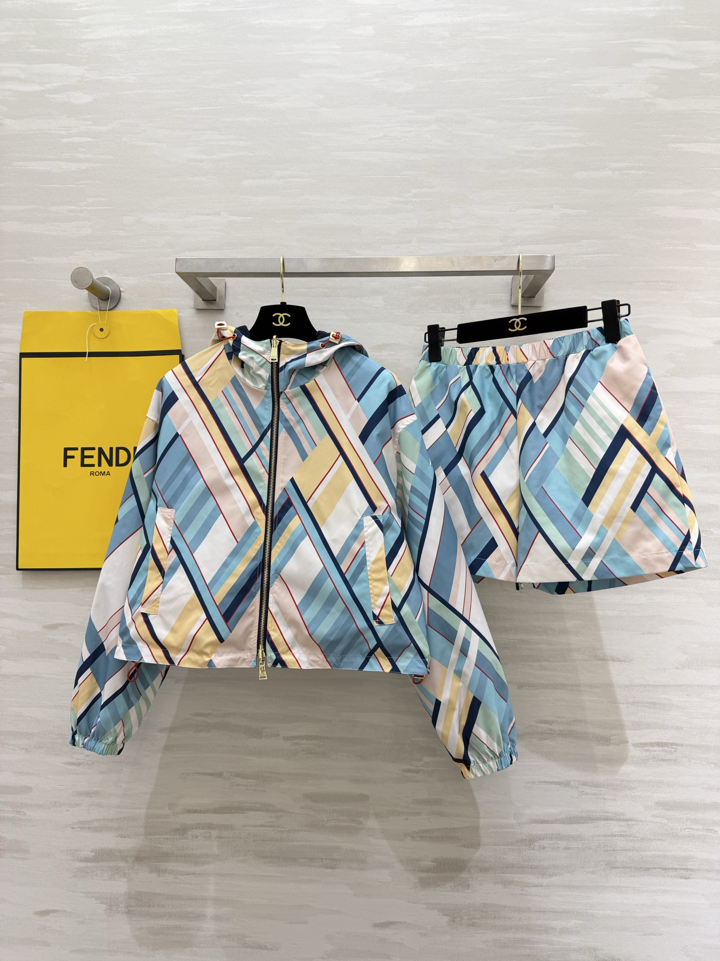 NO:781822,#Fendss Reversible geometric pattern casual suit. Wear it twice, unlocking N styles. The short style makes you look taller, and the high waist makes you look slimmer!  Sunscreen and breathable, a must-have in spring and summer!  Commuting/traveling, switch with one click!  Choose it for energetic spring and summer wear!  High-quality customization, available in stock first size S/M/L (S size bust 110, clothing length 50, elastic waist 64, pants length 37.5), Fendi-clothing, fendi, fendi,19860909#Fendss 双面穿几何纹休闲套装 一衣两穿,解锁N种风格 短款显高,高腰显瘦！ 防晒透气,春夏刚需！ 通勤/出游,一键切换！ 春夏活力穿搭,就选它！ 高品质定制 现货首发sizeS/M/L（s码胸围110,衣长50,弹力腰围64,裤长37.5）,芬迪-服装,fendi,fendi,,Women's clothing