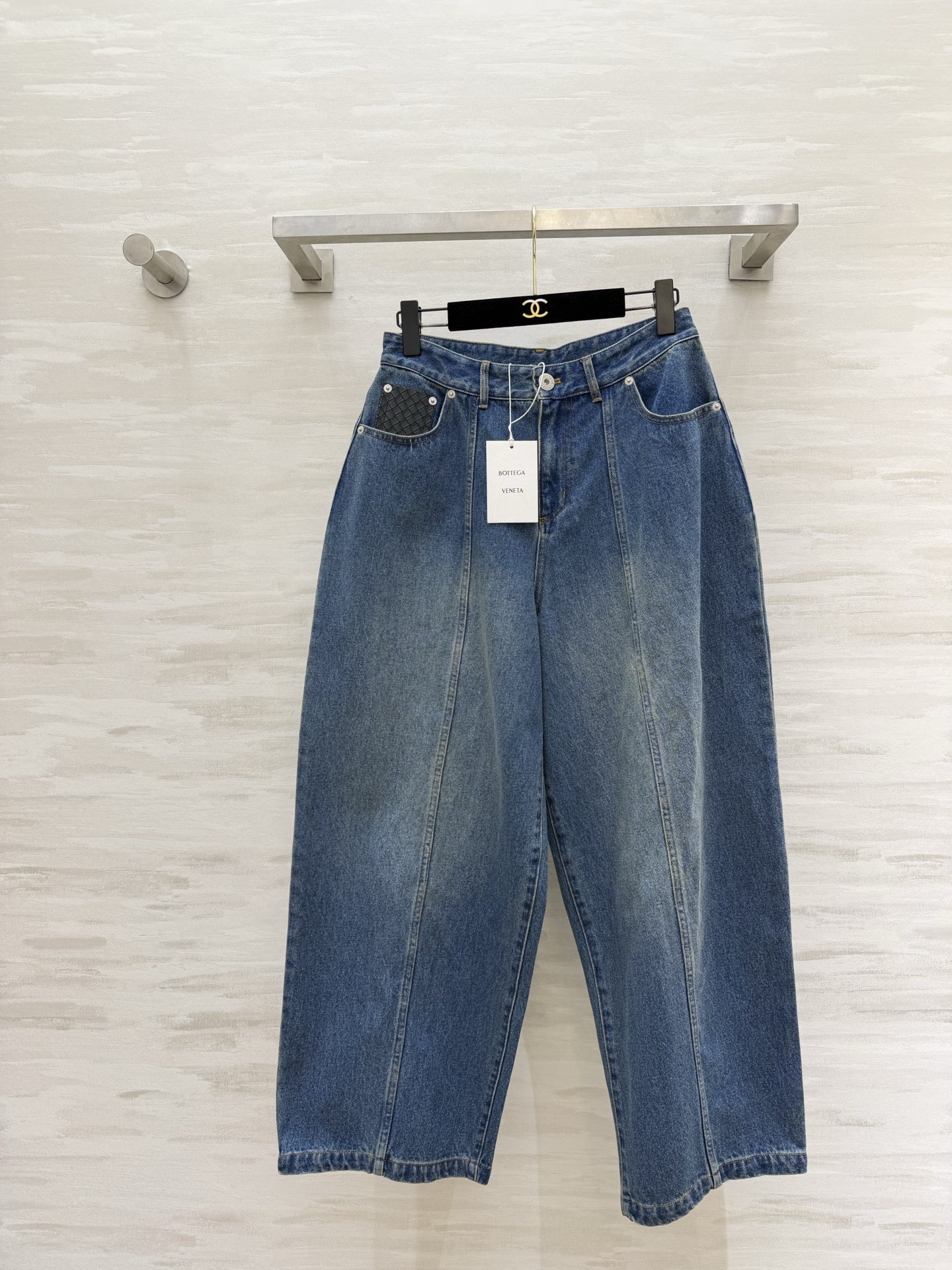 NO:781337,#Bottega Venet Woven Label Balloon Jeans｜The old washed blue looks so retro!  The iconic woven leather label is low-key and noble, and the details are straight away. You can tell it is a good product at a glance!  The extraordinary balloon wide-leg version visually lengthens the legs and changes the proportion to 30 to 70 minutes in seconds!  The midline pleated design makes it more neat and crisp, and the upper body feels relaxed when walking. It can be used for commuting, going out on the street, or dating!  High-quality customization, available in stock first size S/M/L (S size waist 68, pants length 98), Bottega Veneta-clothing,bottega veneta,bottega veneta,jeans,19860909#Bottega Venet编织标气球牛仔裤｜做旧水洗蓝太有复古那味儿了！标志性编织皮标 低调又显贵 细节直接拉满 一眼就是好货！超绝的气球阔腿版型 视觉直接拉长腿型 秒变三七分比例！中线压褶设计更显利落挺括 上身走路带风的松弛感 通勤、出街、约会全能打！高品质定制 现货首发sizeS/M/L（s码腰围68,裤长98）,葆蝶家-服装,bottega veneta,bottega veneta,jeans,,Women's clothing