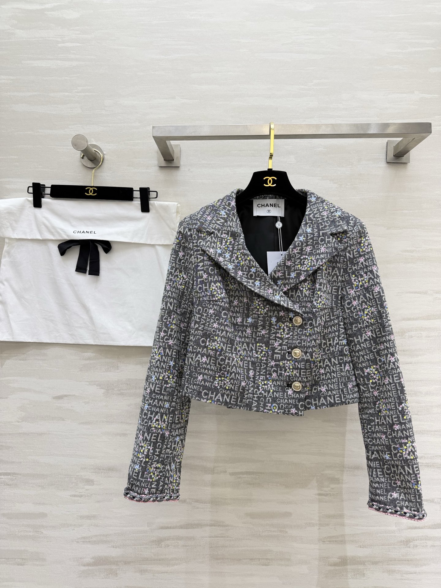 NO:781807,Short jacket with all-over letters and colorful flowers. Wear Xiaoxiang romantically on your body. All-over brand letters are printed on the body. Colorful jacquard. Gray tone background is high-end and gentle. The short silhouette optimizes body proportions. Easily wears long legs. Classic lapels. Retro gold buttons. Braided piping on cuffs. Every detail interprets exquisiteness. High-quality customization. Ready for sale. Size S/M/L (S size shoulder width 38, bust 90, length 42), Chanel - Clothing, chanel, jackets &  coats,19860909满印字母彩花短款外套 把小香浪漫穿在身上满印品牌字母 彩色小花提花 灰调底色高级又温柔 短款廓形优化身材比例 轻松穿出大长腿 经典翻领 复古金扣 袖口编织滚边 每一处细节都在诠释精致 高品质定制 现货首发sizeS/M/L（s码肩宽38,胸围90,衣长42）,香奈儿-服装,chanel,jackets & coats,,Women's clothing