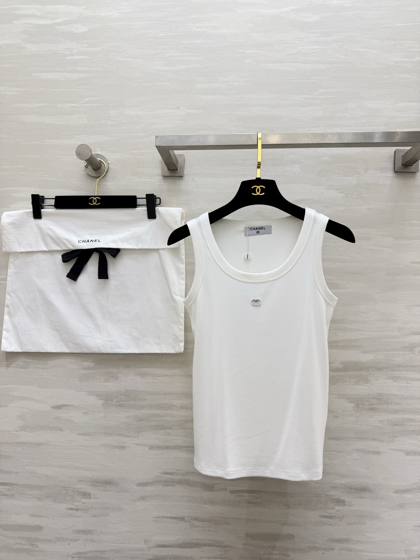 NO:801929,#Chaness Vest｜A timeless style in your wardrobe, available in three colors: white/grey/black, welding a sense of luxury to your body!  Soft and waxy pit cotton, iconic double C metal mark, minimalist design brings elegance!  The U-shaped neckline makes your face smaller, the wide shoulder strap hides your body and makes you look slimmer, and it’s perfect for wearing both inside and outside!  Wear it with a suit for commuting or jeans for casual wear, and you can easily achieve the French relaxed feeling!  High quality customization, available in stock first size S/M/L (,,chanel,jeans,business suit,19860909#Chaness背心｜衣柜里的永不过时款 白/灰/黑三色全齐 把高级感焊在身上！软糯坑条棉 标志性双C金属标 极简设计自带贵气！U型领巨显脸小 宽肩带藏肉显瘦 内搭外穿都绝了！通勤搭西装、休闲配牛仔裤,轻松拿捏法式松弛感！高品质定制 现货首发sizeS/M/L（,,chanel,jeans,business suit,,Women's clothing