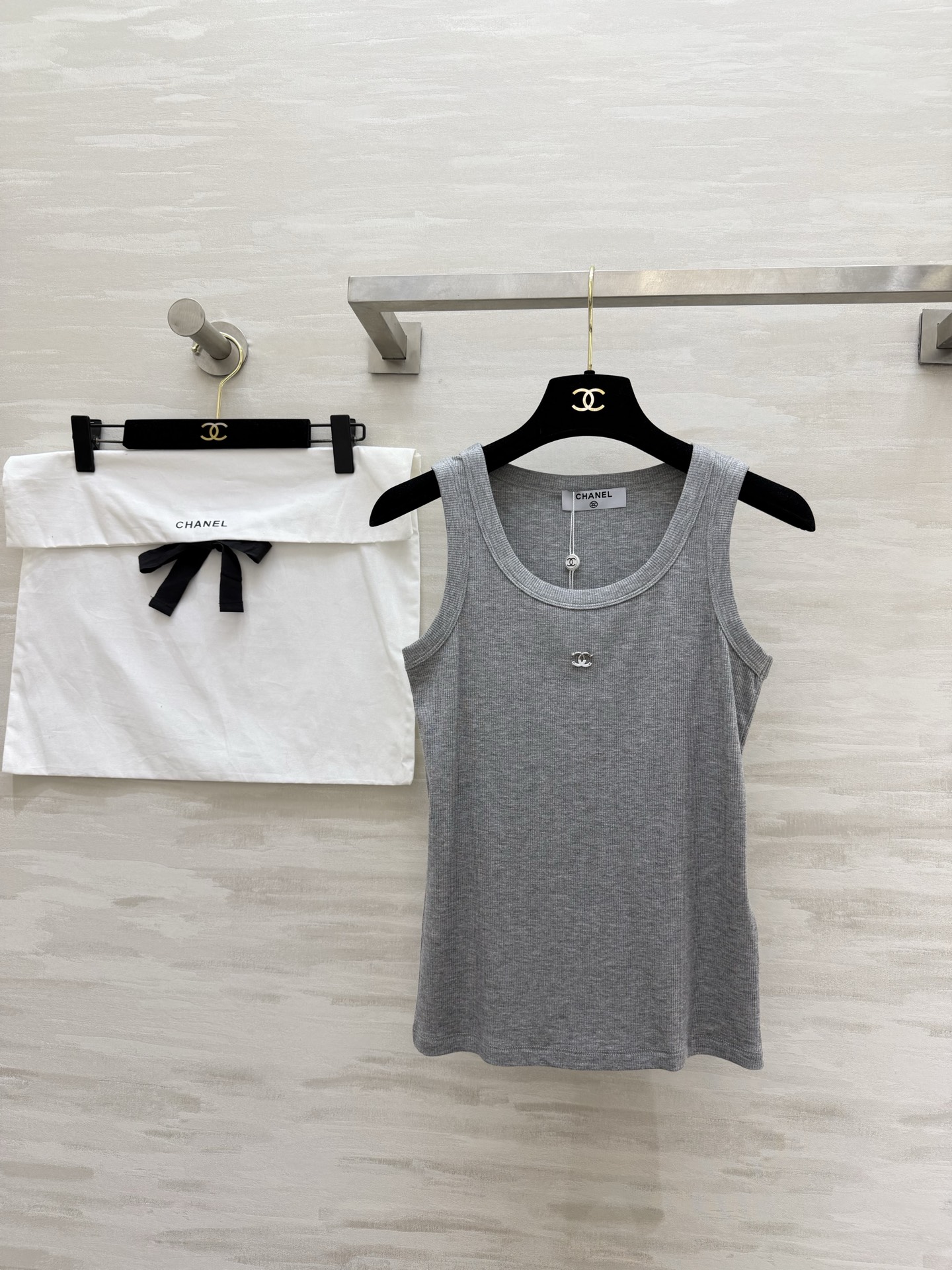 NO:801928,#Chaness Vest｜A timeless style in your wardrobe, available in three colors: white/grey/black, welding a sense of luxury to your body!  Soft and waxy pit cotton, iconic double C metal mark, minimalist design brings elegance!  The U-shaped neckline makes your face smaller, the wide shoulder strap hides your body and makes you look slimmer, and it’s perfect for wearing both inside and outside!  Wear it with a suit for commuting or jeans for casual wear, and you can easily achieve the French relaxed feeling!  High quality customization, available in stock first sizeS/M/L,,chanel,jeans,business suit,19860909#Chaness背心｜衣柜里的永不过时款 白/灰/黑三色全齐 把高级感焊在身上！软糯坑条棉 标志性双C金属标 极简设计自带贵气！U型领巨显脸小 宽肩带藏肉显瘦 内搭外穿都绝了！通勤搭西装、休闲配牛仔裤,轻松拿捏法式松弛感！高品质定制 现货首发sizeS/M/L,,chanel,jeans,business suit,,Women's clothing