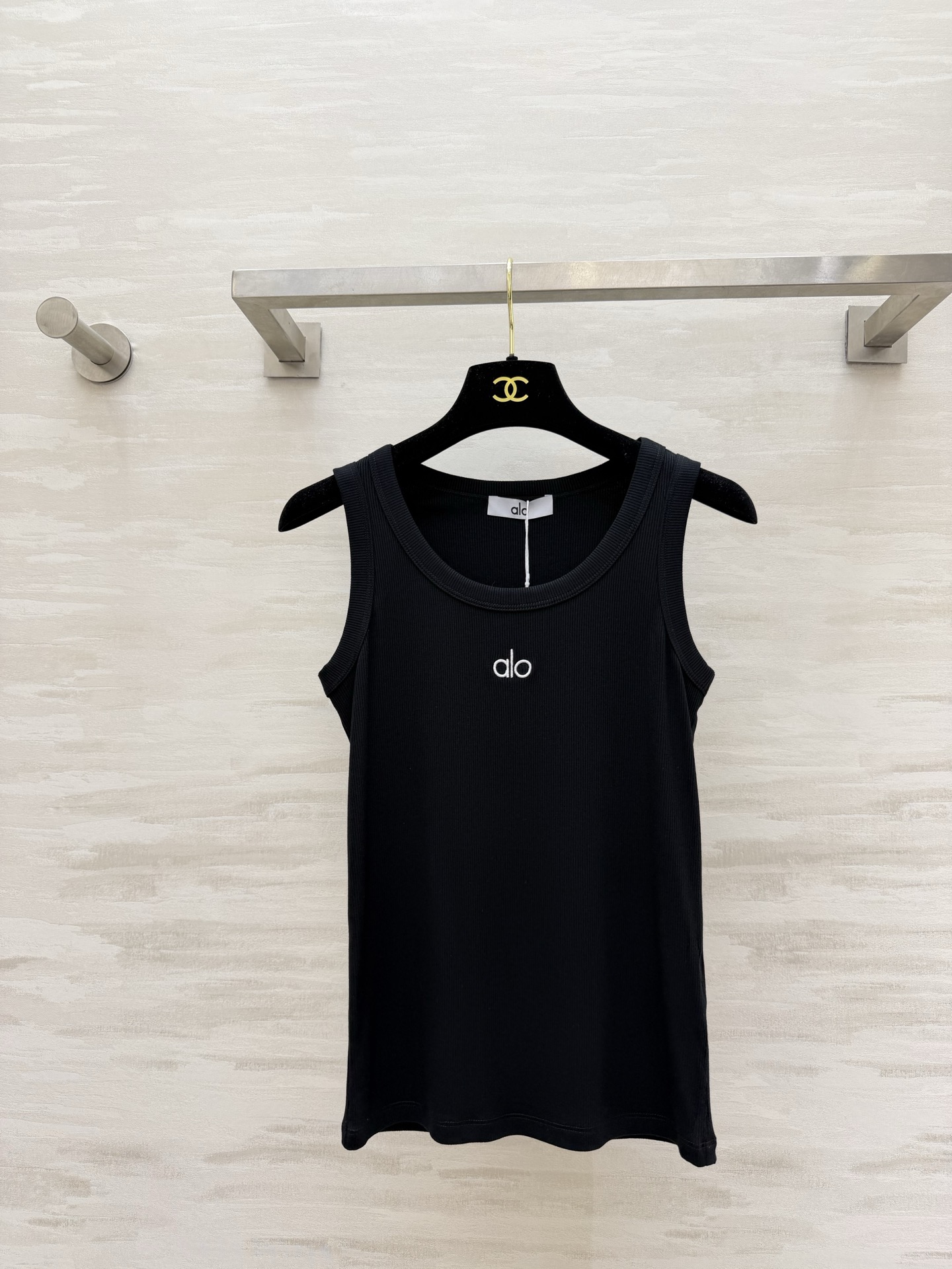 NO:781813,alo｜Classic pitted vest, white/grey/black, three colors available. Two-way wear for daily sports, a must-have for hot girls. High elasticity and slimming, versatile and easy to match. Unlock N types of outfits in one piece, never go out of style. Wear American relaxed feeling in daily life. High-quality customization. Ready stock first size S/M/L (), women's clothing,19860909alo｜经典坑条背心 白/灰/黑 三色入 运动日常两穿,辣妹必备 高弹显瘦,百搭不挑人 一件解锁N种穿搭,永不过时 把美式松弛感,穿在日常里 高品质定制 现货首发sizeS/M/L（）,女装,,Women's clothing