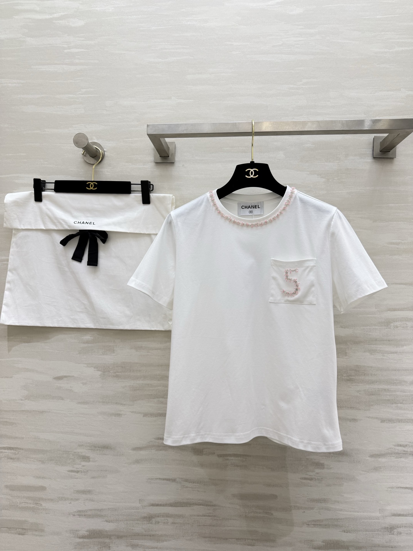 NO:781766,CHANE｜Number 5 embroidered white T. Classic white, timeless. Pink diamond beaded neckline, full of details. Loose and slim, not picky about your figure or person. Unlock N kinds of outfits in one piece!  High-quality customization, available in stock, size 36/38/40 (shoulder width 37, bust 96, length 57), Chanel-clothing, chanel, chanel,19860909CHANE｜数字5刺绣白T 经典白,永不过时 粉钻串珠领口,细节感拉满 宽松显瘦,不挑身材不挑人 一件解锁N种穿搭！ 高品质定制 现货首发size36/38/40（36码肩宽37,胸围96,衣长57）,香奈儿-服装,chanel,chanel,,Women's clothing