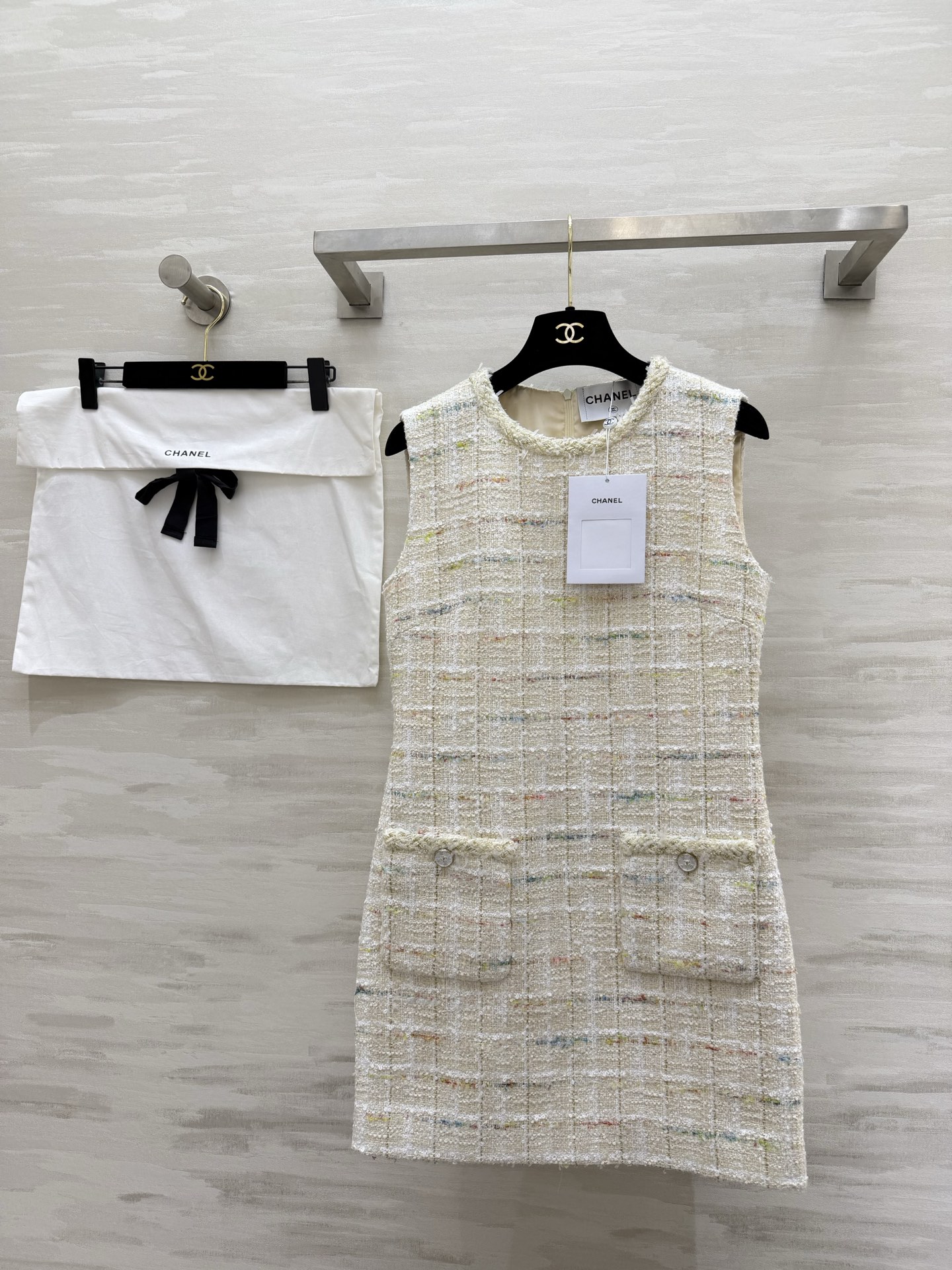 NO:781834,CHANE｜Colored Thread Tweed Sleeveless Dress Off-white colored thread, gentle and noble Classic small fragrance, timeless A-line version, hides the body and looks slimmer One piece unlocks N types of outfits Bring elegance into daily life High-quality customization Available in stock first size 36/38/40 (36 size bust 86, skirt length 80), Chanel-clothing, chanel, chanel, skirts,19860909CHANE｜彩线粗花呢无袖连衣裙 米白彩线,温柔显贵 经典小香风,永不过时 A字版型,藏肉显瘦 一件解锁N种穿搭 把优雅,穿进日常的每一天 高品质定制 现货首发size36/38/40（36码胸围86,裙长80）,香奈儿-服装,chanel,chanel,skirts,,Women's clothing