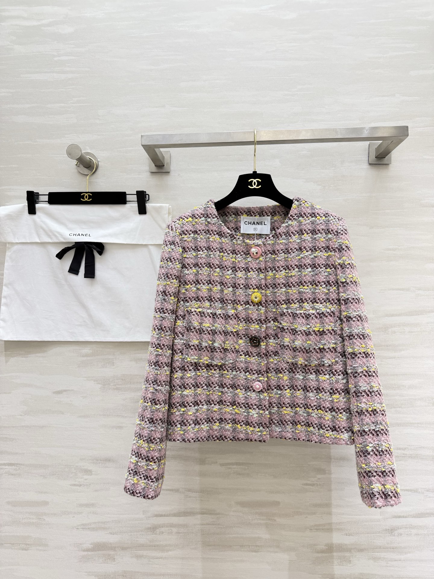NO:781821,CHANE｜Sakura pink tweed jacket Pink-toned aesthetics, gentle and dignified Colorful gem buckles, smart and non-colliding Short version, optimized body proportions Unlock N kinds of outfits in one piece Unlock French sweet girl outfits, full of high-end sense High-quality customization Available in stock first size 36/38/40 (shoulder width 36, bust 90, length 59), Chanel - clothing, chanel, chanel, jackets & coats,19860909CHANE｜樱花粉粗花呢外套 粉调美学,温柔显贵 多彩宝石扣,灵动不撞款 短款版型,优化身材比例 一件解锁N种穿搭 解锁法式甜妹穿搭,高级感拉满 高品质定制 现货首发size36/38/40（36码肩宽36,胸围90,衣长59）,香奈儿-服装,chanel,chanel,jackets & coats,,Women's clothing