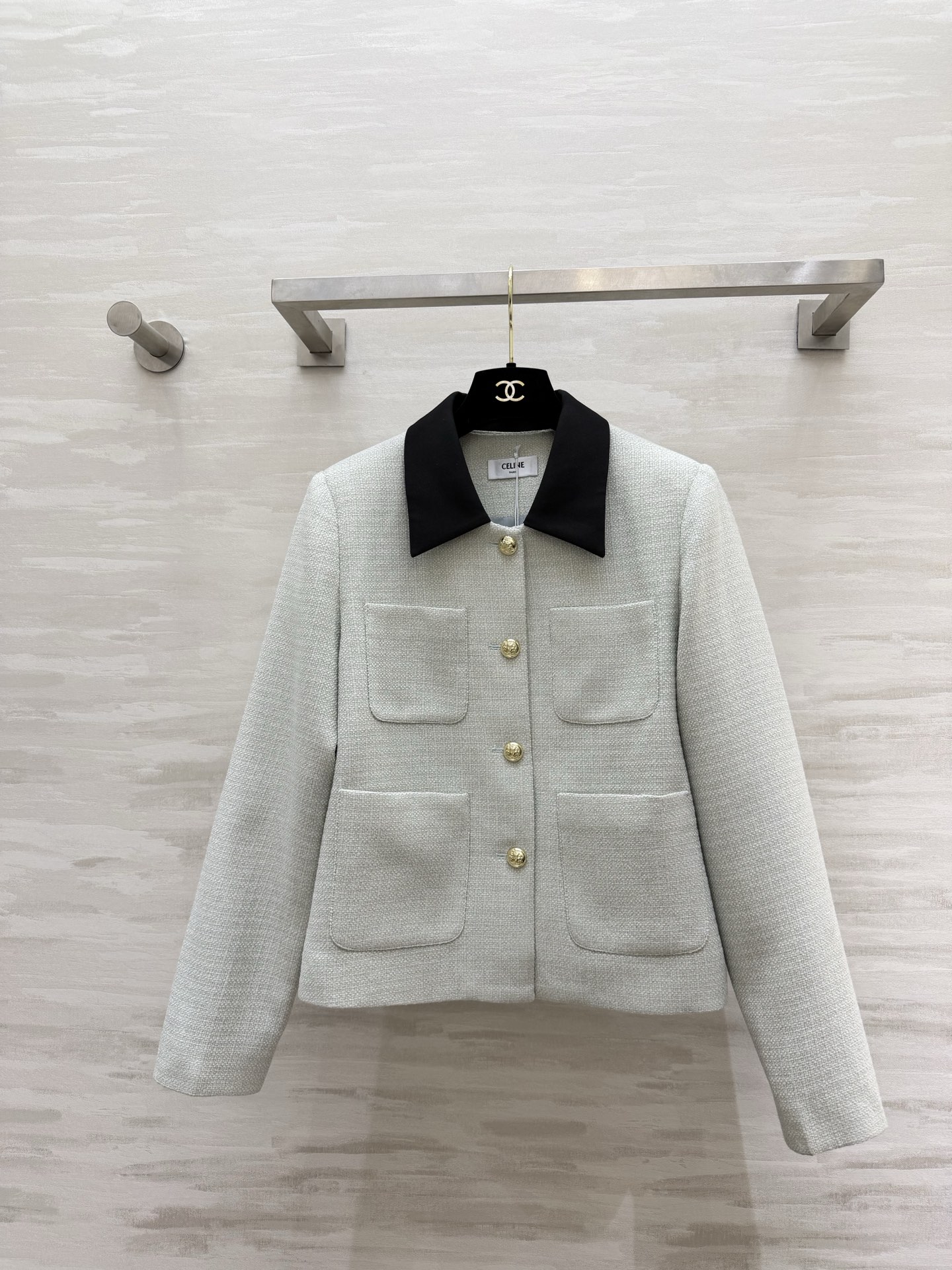 NO:781814,#CELIN contrasting lapel tweed jacket, French minimalism and high-end feel, textured tweed, contrasting black lapels, classic contrasting colors that never go out of style!  Customized metal gold buckle, four-pocket design with full details, noble and elegant, high-quality customization, available in stock first size S/M/L (S size shoulder width 36, bust 92, length 60), Celine-clothing, celine, celine, jackets & coats,19860909#CELIN撞色翻领粗花呢外套 法式极简与高级感 肌理感粗花呢 撞色黑翻领 经典撞色永不过时！定制金属金扣 四口袋设计细节拉满 显贵又大气 高品质定制 现货首发sizeS/M/L（s码肩宽36,胸围92,衣长60）,赛琳-服装,celine,celine,jackets & coats,,Women's clothing