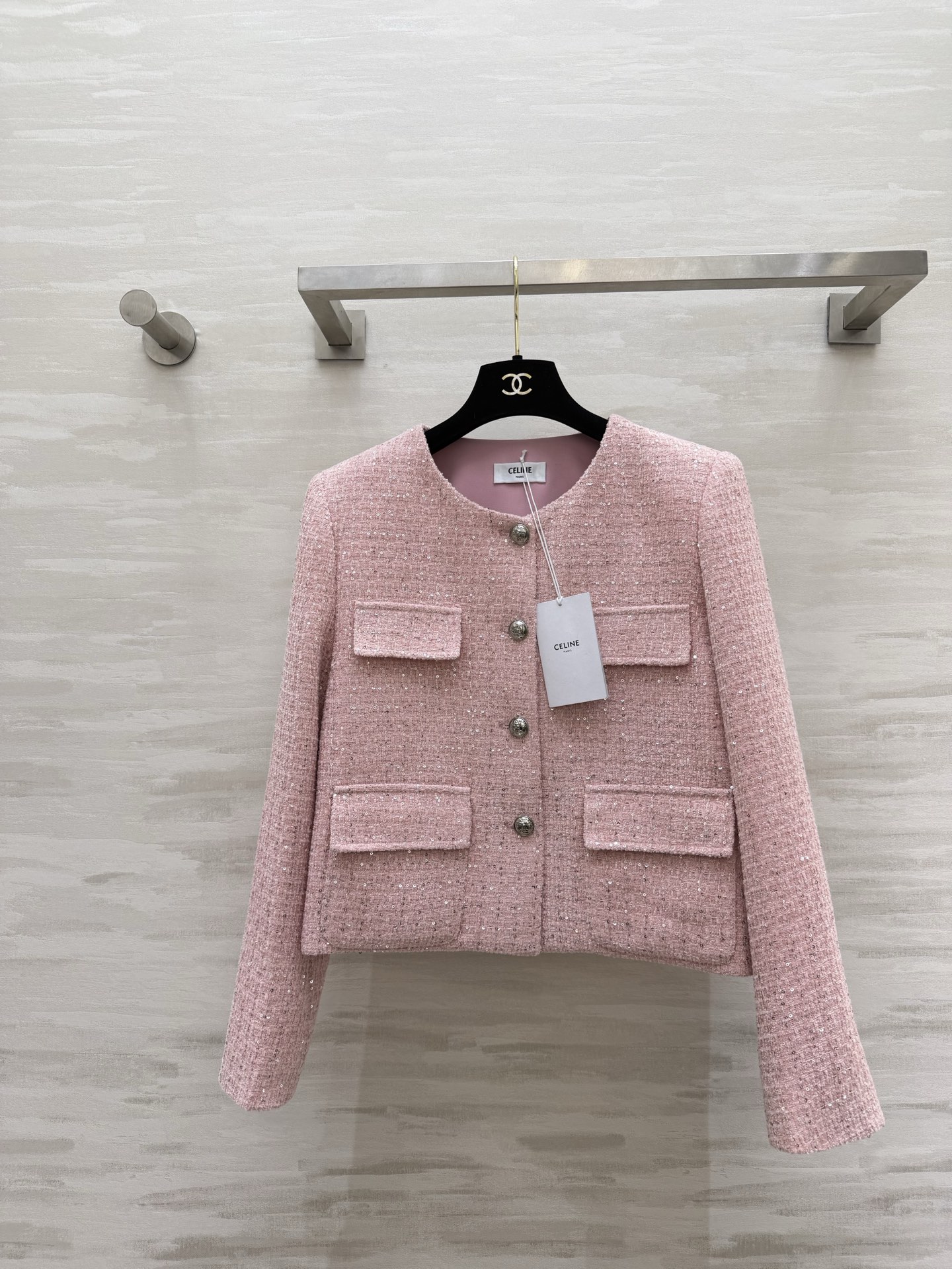 NO:781806,#CELINSakura pink sequined tweed jacket sweet girl's destiny jersey!  Wear romance on your body, so gentle that it shines. Customized cherry blossom pink mixed color tweed, fully embedded with fine glitter. It looks white in the sun. Round neck collarless design, sweet but not greasy. Full of nobility. High quality customization. Available in stock.19860909#CELIN樱花粉亮片粗花呢外套 甜妹本命战袍！把浪漫穿在身上 温柔到发光 定制樱花粉混彩粗花呢 满嵌细闪亮片 阳光下巨显白 圆领无领设计甜而不腻 贵气感拉满 高品质定制 现货首发sizeS/M/L（s码肩宽37,胸围94,衣长51）,赛琳-服装,celine,celine,jackets & coats,,Women's clothing