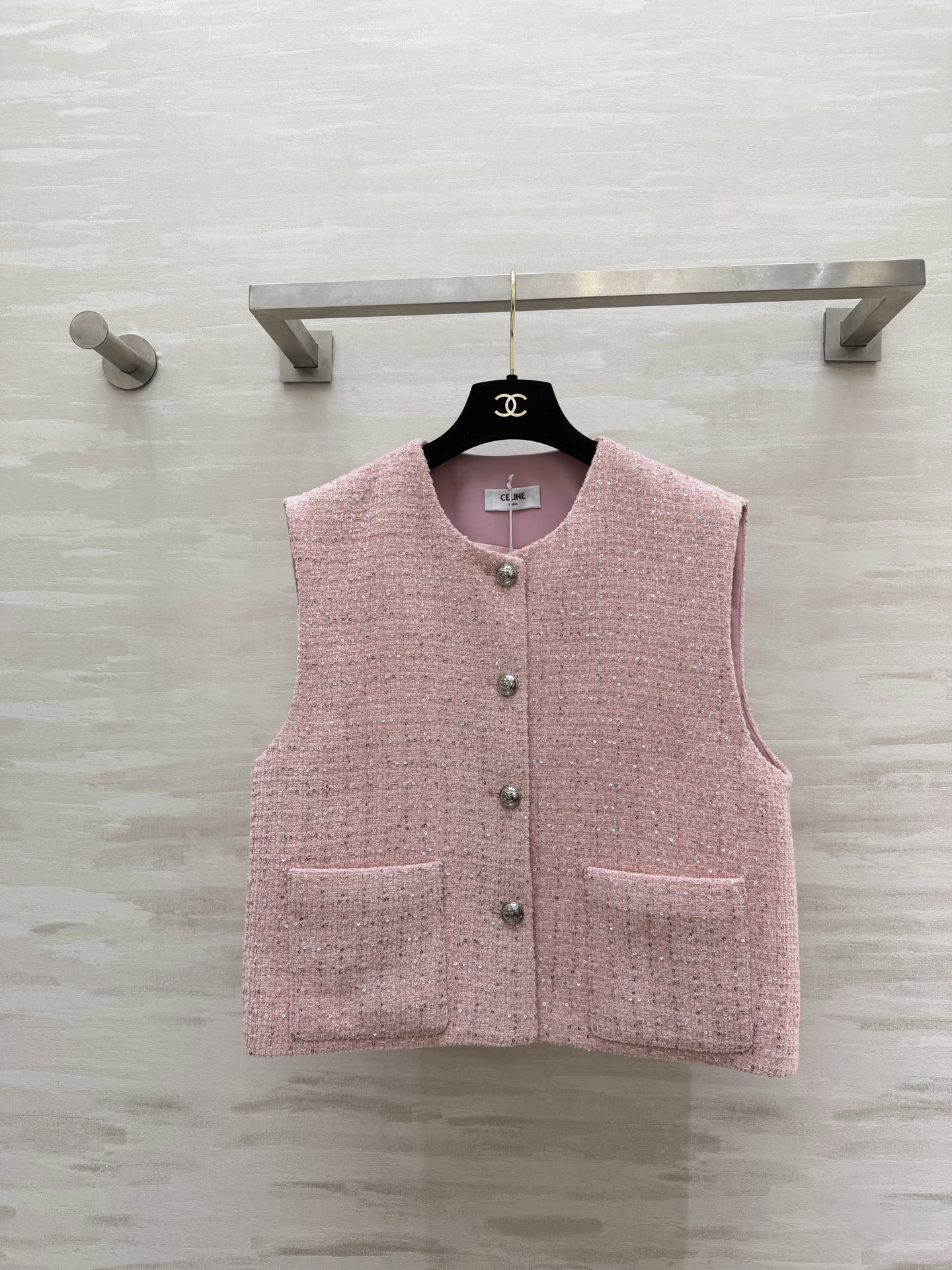 NO:781797,#CELIN Sakura pink sequined tweed vest jacket, sweet girl’s natal jersey!  Wear romance on your body, so gentle that it shines. Customized cherry blossom pink mixed color tweed. Full of fine glitter. It looks white under the sun. The round neck collarless design is sweet but not greasy. It has a sense of nobility. High-quality customization. Available in stock first size S/M/L (S size bust 94, length 51), Celine - clothing, celine, celine, jackets & coats,19860909#CELIN樱花粉亮片粗花呢马甲外套 甜妹本命战袍！把浪漫穿在身上 温柔到发光 定制樱花粉混彩粗花呢 满嵌细闪亮片 阳光下巨显白 圆领无领设计甜而不腻 贵气感拉满 高品质定制 现货首发sizeS/M/L（s码胸围94,衣长51）,赛琳-服装,celine,celine,jackets & coats,,Women's clothing