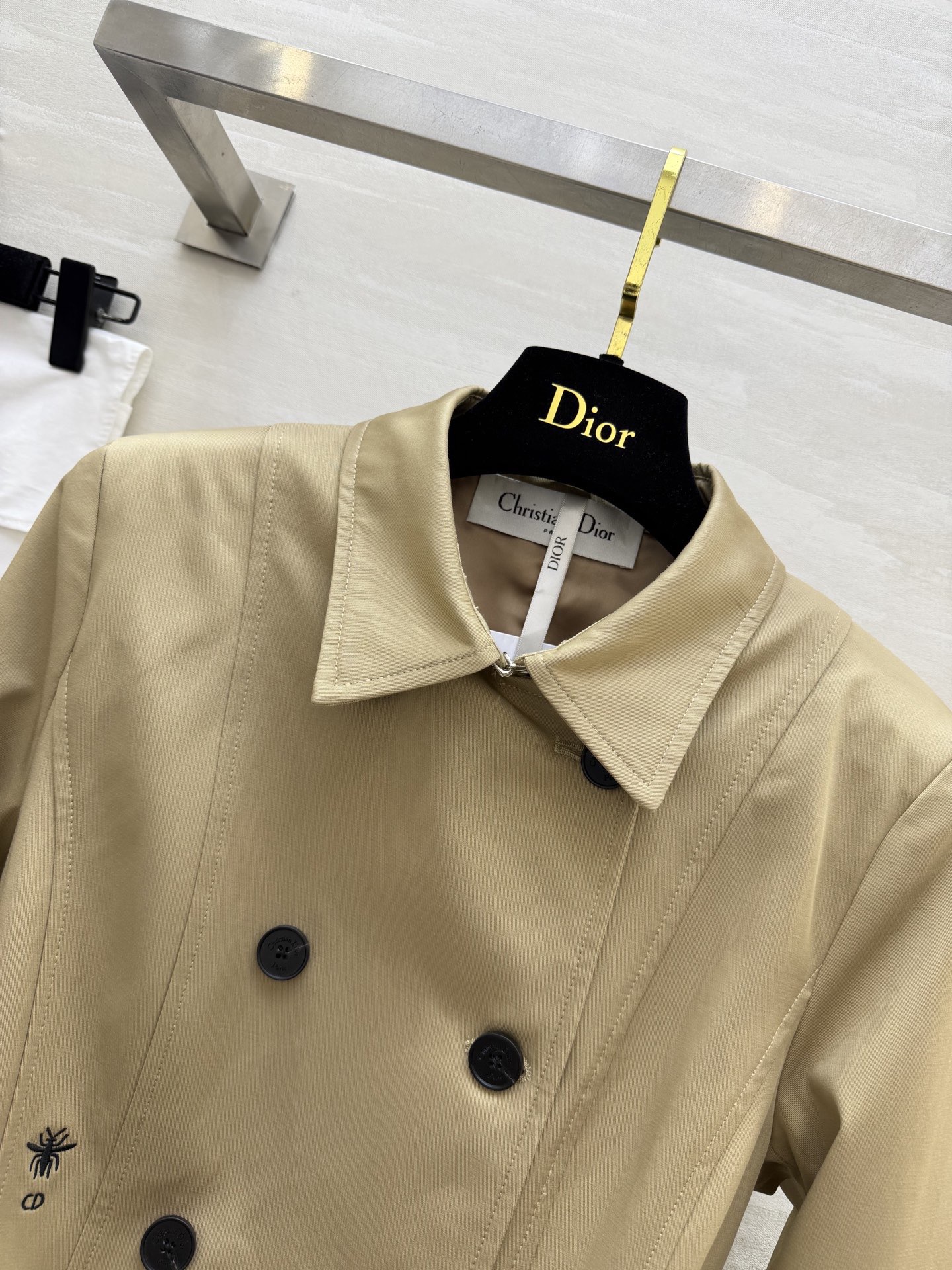 Пальто-тренч женское бежевое с поясом и двойным рядом пуговиц Dior