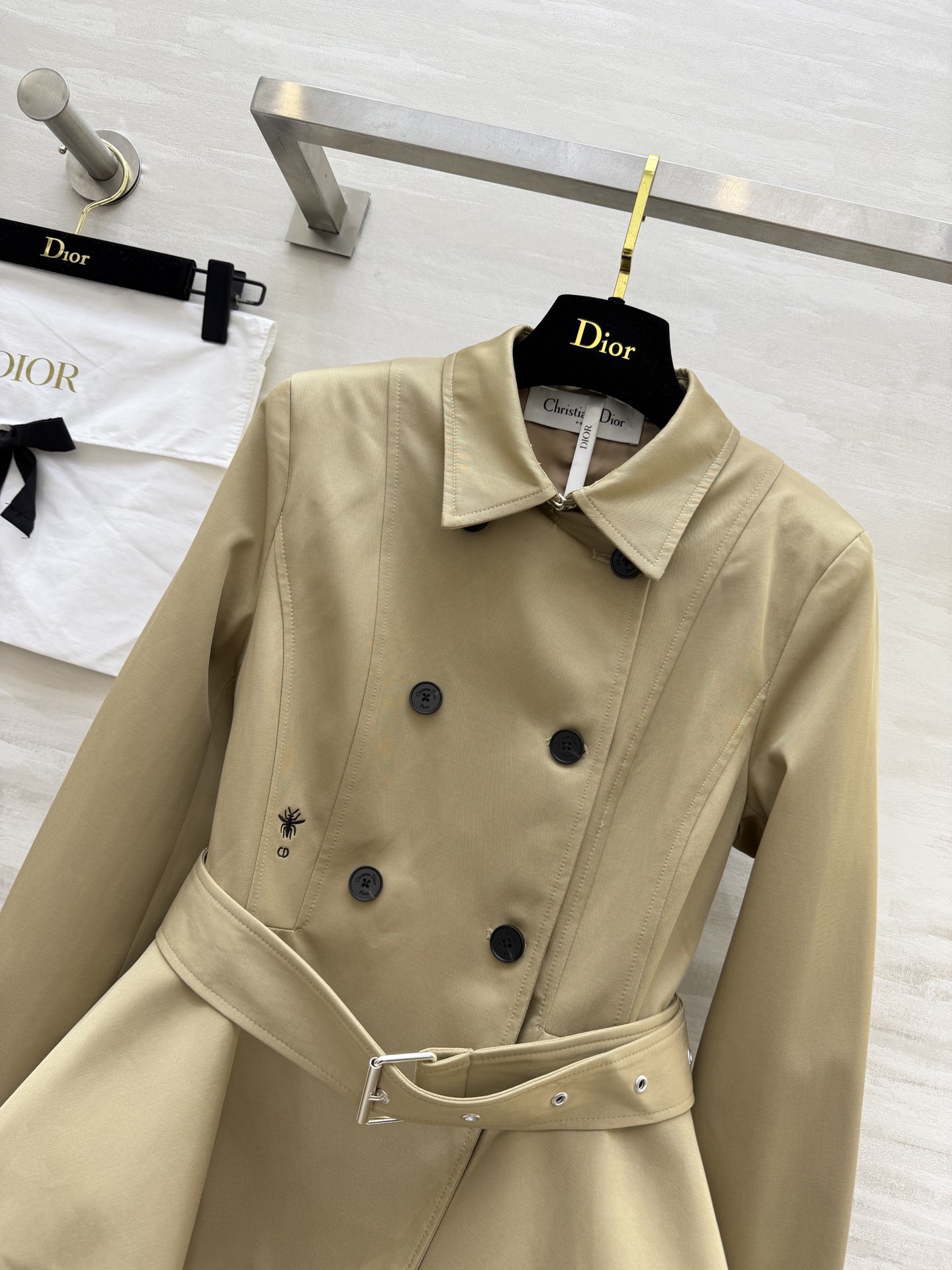 Пальто-тренч женское бежевое с поясом и двойным рядом пуговиц Dior