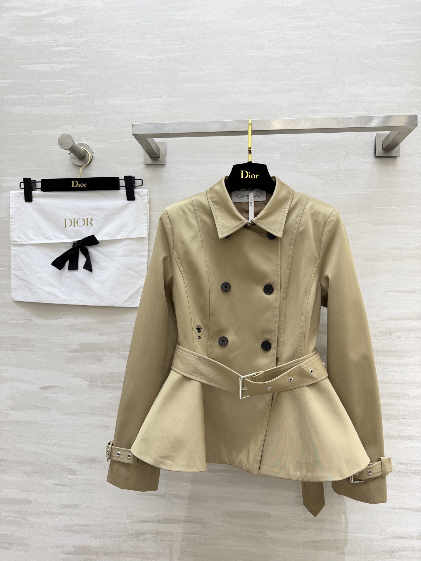 NO:801926,#Dio waist-cinching ruffled windbreaker jacket, French elegance, double-breasted tailoring, full of aura, waist-cinching belt to slim down, ruffled hem adds femininity, exquisite cuff buckle details, exquisite CD bee embroidery, high quality, available in stock first size S/M/L (S size bust 88, length 54),, dior, jackets & coats,19860909#Dio收腰荷叶摆风衣外套 法式优雅气质 双排扣剪裁气场拉满 腰带收腰显瘦藏肉 荷叶边下摆增添柔美 袖口搭扣细节精致 精致CD蜜蜂刺绣 高品质 现货首发sizeS/M/L（s码胸围88,衣长54）,,dior,jackets & coats,,Women's clothing