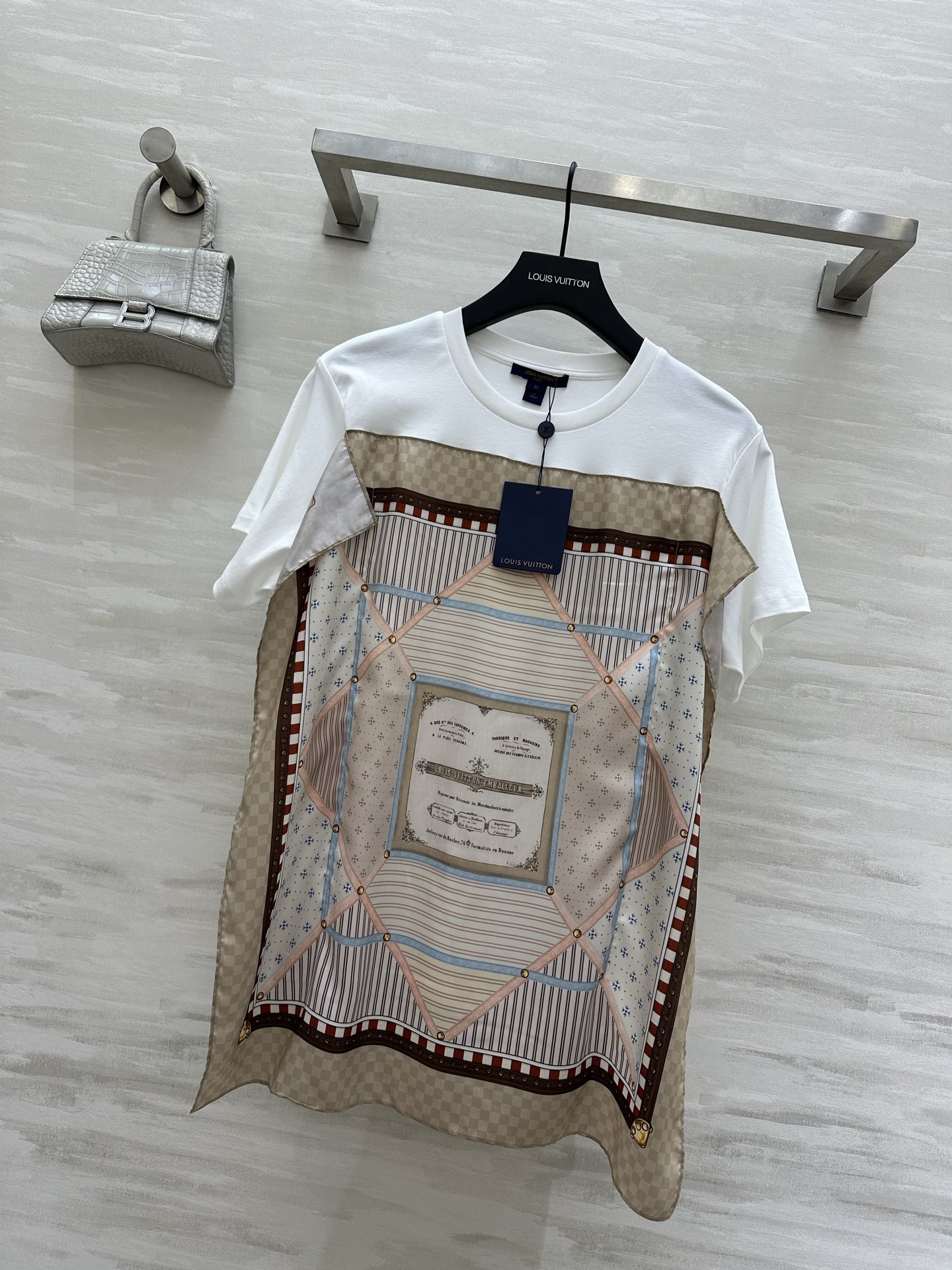 NO:801924,#LVvvSilk Scarf Spliced ​​Short Sleeves Wear a sense of luxury on your body. The casualness of a white T-shirt and the elegance of a silk scarf collide with each other to create a sense of relaxation!  Classic checkerboard pattern, retro print, and full of details!  The loose fit is not flattering on your figure and hides your body fat to make you look slimmer!  High quality customization, available in stock first size S/M/L, Louis Vuitton, T-shirt,19860909#LVvv丝巾拼接短袖 把高级感穿在身上 白T的休闲加上丝巾的贵气 碰撞出绝绝子的松弛感！经典棋盘格 复古印花 细节直接拉满！宽松版型不挑身材 藏肉显瘦一绝！高品质定制 现货首发sizeS/M/L,,louis vuitton,T-shirt,,Women's clothing