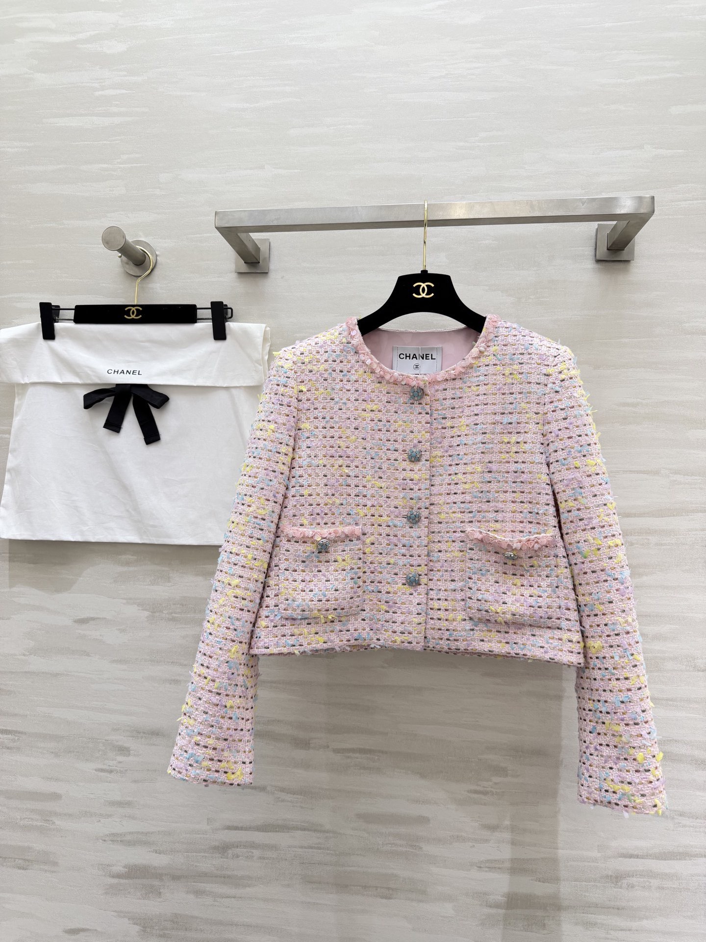 NO:802661,#Chane's new pastel tweed small fragrant jacket. Wear spring on your body. Mixed color yarn. Heavy sequin embellishment details are noble and luxurious. Sweet yet refined. Short version. Round neck design. Tall and smart. High-quality customization. Available in stock. Size 36/38/40 (shoulder width 37, bust 97, length 45),,chanel,jackets & coats,19860909#Chane新款粉彩粗花呢小香风外套 把春天穿在身上 混色纱线 重工珠片点缀细节显贵奢华 甜美又不失精致 短款版型 圆领设计 显高又灵动 高品质定制 现货首发size36/38/40（36码肩宽37,胸围97,衣长45）,,chanel,jackets & coats,,Women's clothing