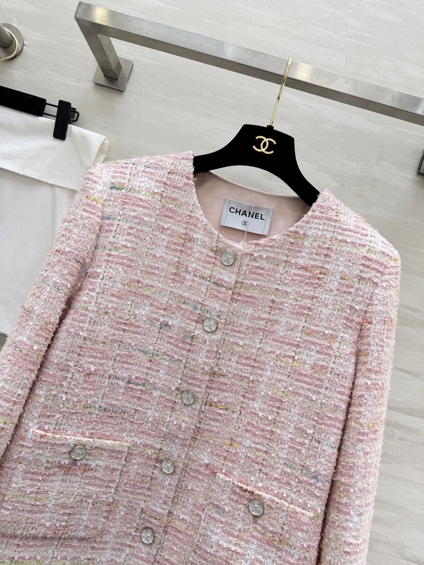 Женский пиджак из твида розового цвета Chanel