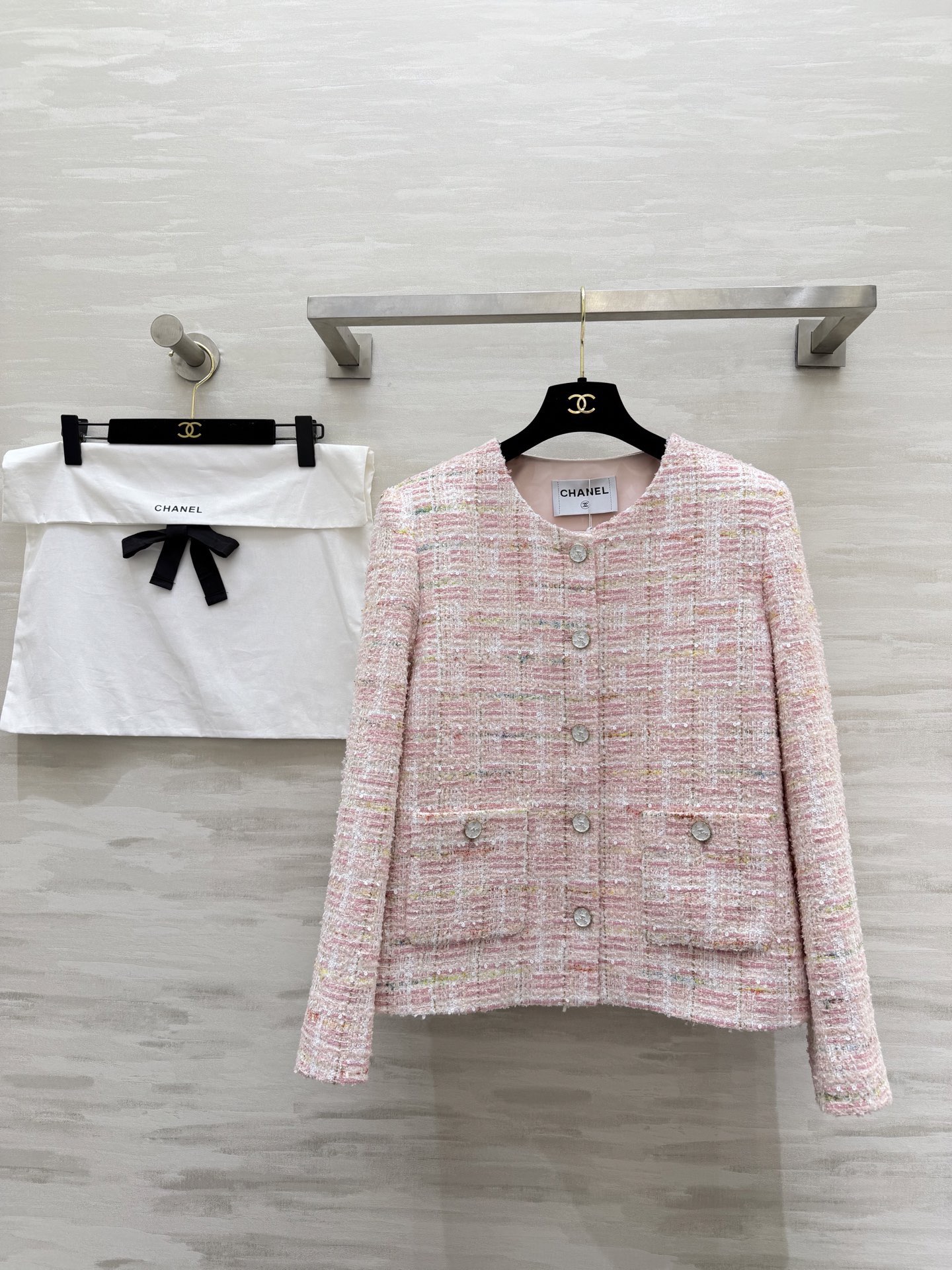 NO:802664,#Chane New Style Pink Mist Gentle Pink and White Tweed Jacket Comes with a Soft Light Filter The Classic Style Looks Tall and Elegant It Looks Good With Anything19860909#Chane新款 粉雾温柔粉白粗花呢外套 自带柔光滤镜 经典版型显高又显贵 随便搭都好看,是春夏的心动款～内里真丝提花里衬 高品质  现货速入 size36/38/40（36码肩宽38,胸围96,衣长58）,,chanel,jackets & coats,real silk,,Women's clothing
