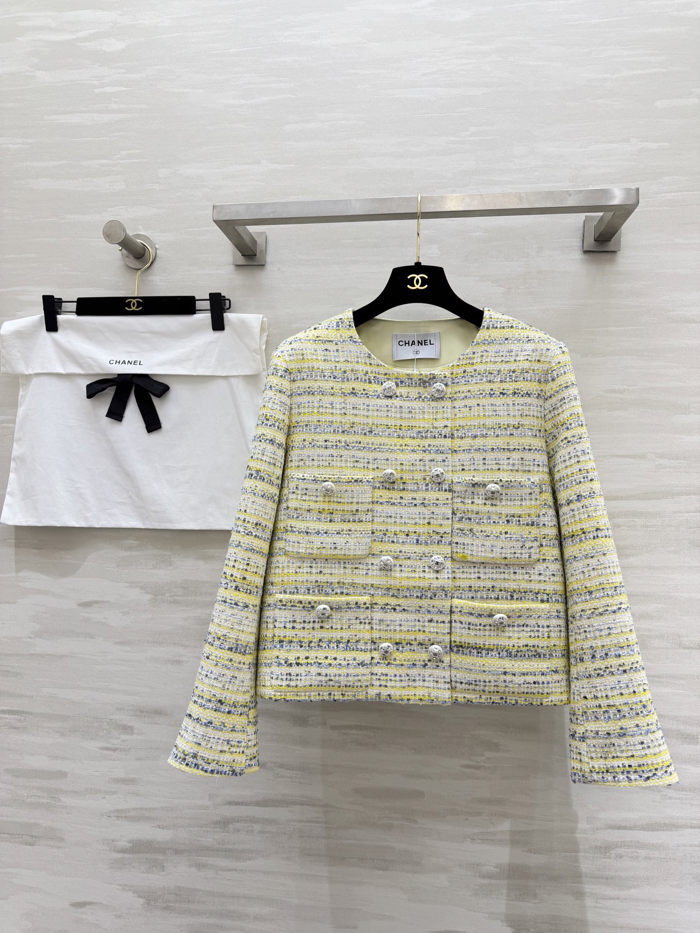 NO:802667,#Chane Haute Couture Series Yellow and blue mixed color tweed jacket. French light luxury and spring energy are welded together. Classic round neck, retro and neat, with a rich family atmosphere. The mixed color tweed has a full texture and has a fine luster under the sun. The sense of luxury is hidden in the details. Four pocket design + neat silhouette, making you look taller and slimmer. Yellow, blue and white interweave fresh tones, gentle and eye-catching!  Silk jacquard lining inside, high-quality customization, available in stock, size 36/38/40 (shoulder width 38, bust 98, length 59), chanel, jackets & coats, real silk,19860909#Chane高定系列 黄蓝混色粗花呢外套 法式轻奢和春日元气焊在了一起 经典圆领复古又利落 自带富家千金氛围感 混色粗花呢肌理感拉满 阳光下还带着细碎光泽 高级感藏在细节里四口袋设计+利落版型 显高又显瘦 黄蓝白交织清新色调 温柔又亮眼！内里真丝提花里衬 高品质定制 现货首发size36/38/40（36码肩宽38,胸围98,衣长59）,,chanel,jackets & coats,real silk,,Women's clothing