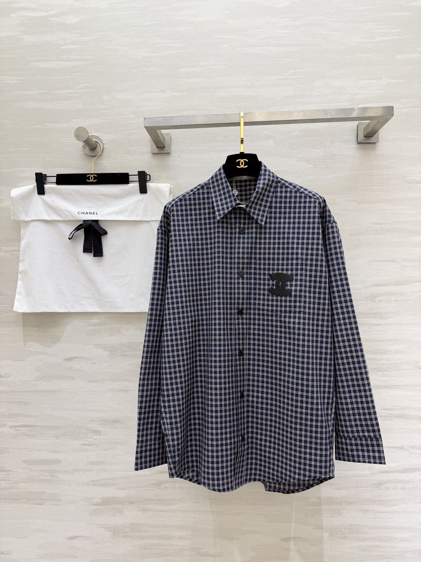 NO:802653,#CHAN. Blue plaid hardcore is online. Classic plaid + leather double C logo. The loose version brings a street feel!  High quality, available in stock, size 36/38/40 (size 38, shoulder width 49, bust 114, length 72),,chanel,19860909#CHAN.蓝格纹硬核上线 经典格纹+皮质双C标识 宽松版型自带街头感！ 高品质 现货来size36/38/40（38码肩宽49,胸围114,衣长72）,,chanel,,Women's clothing