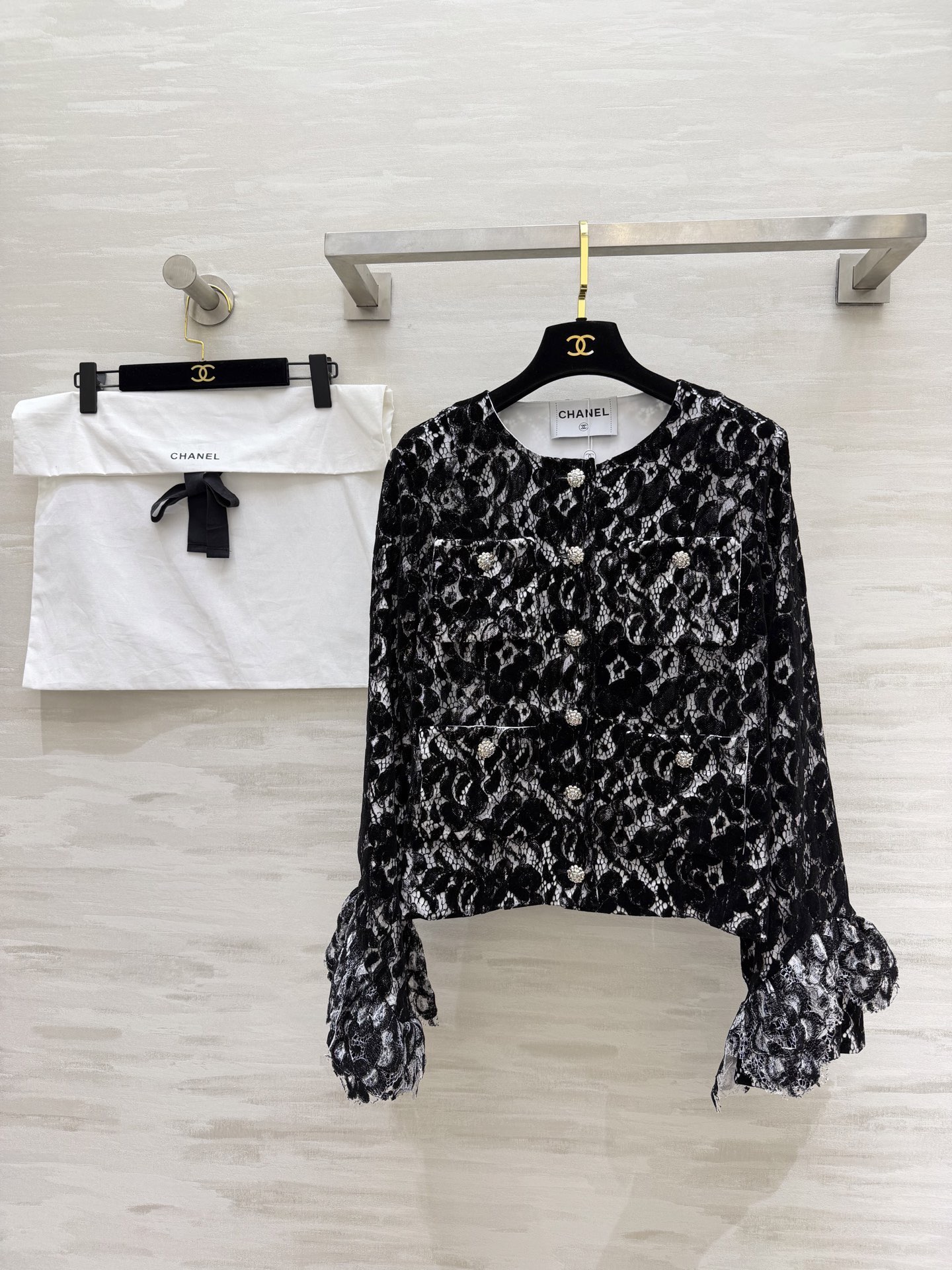 NO:802665,#Chane black and white lace jacket puts elegance on the body, classic round neck, four-pocket design, comes with rich family filters, three-dimensional flocking lace texture, cuffs layered petal tailoring, every rhinestone button shines, distinguished but unobtrusive, high-quality customization, available now, size S/M/L (S size shoulder width 38, bust 88, length 52),, chanel, jackets & coats,19860909#Chane黑白蕾丝外套 把优雅穿在身上 经典圆领 四口袋设计 自带富家千金滤镜 立体植绒蕾丝肌理 袖口层层花瓣剪裁 每一颗水钻扣都在发光 显贵又不张扬 高品质定制 现货首发sizeS/M/L（s码肩宽38,胸围88,衣长52）,,chanel,jackets & coats,,Women's clothing