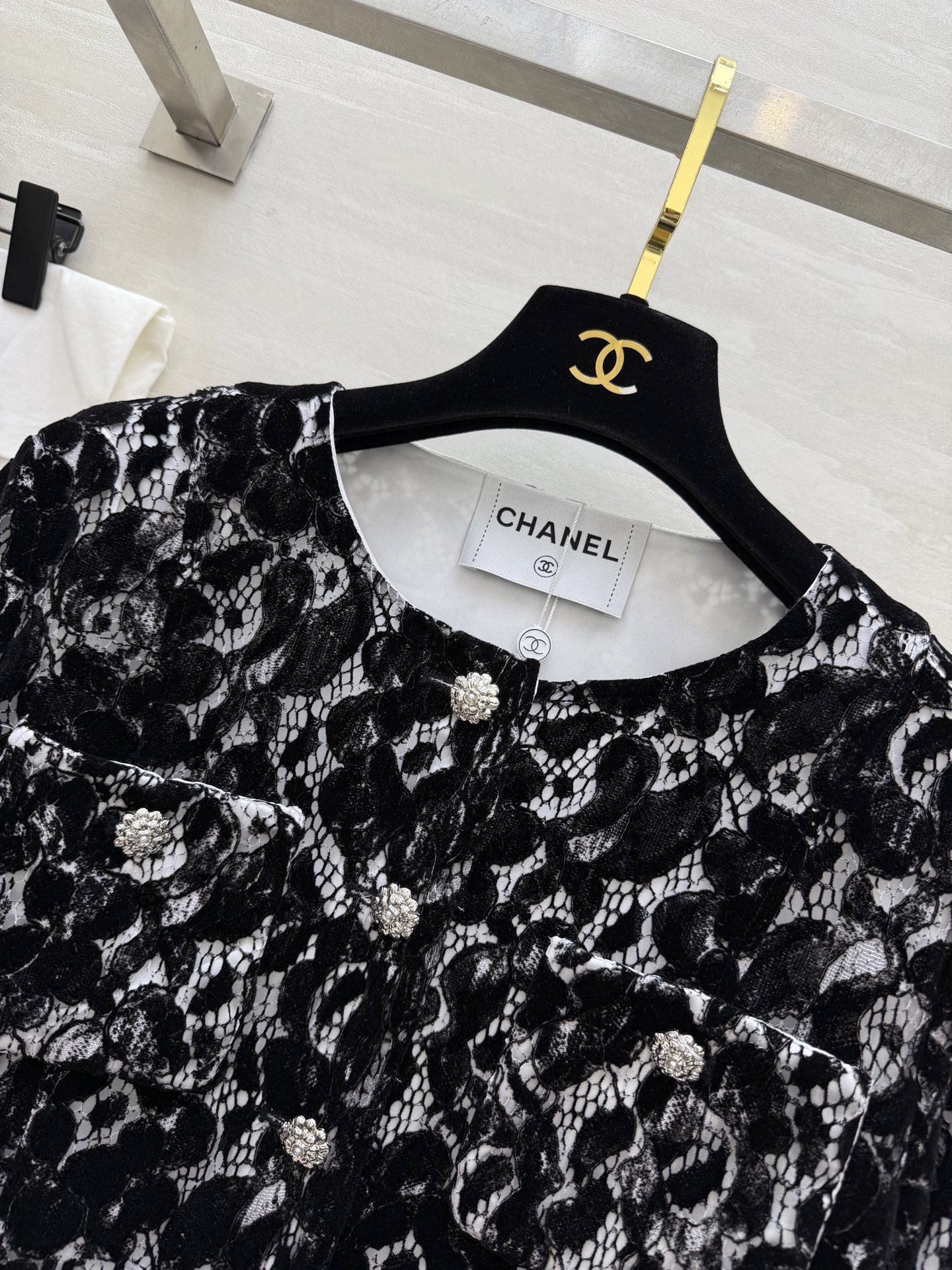 Кружевной пиджак черный с цветочным узором Chanel