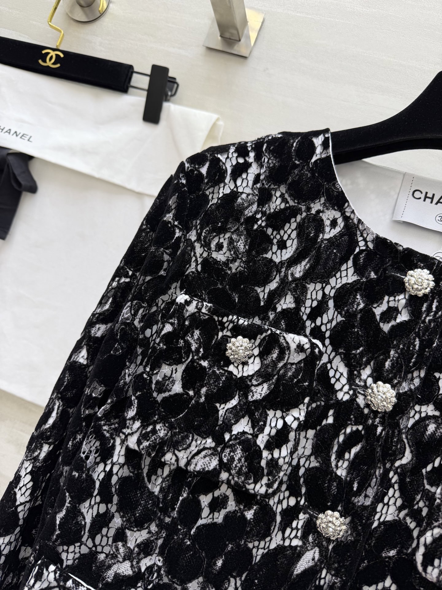 Кружевной пиджак черный с цветочным узором Chanel
