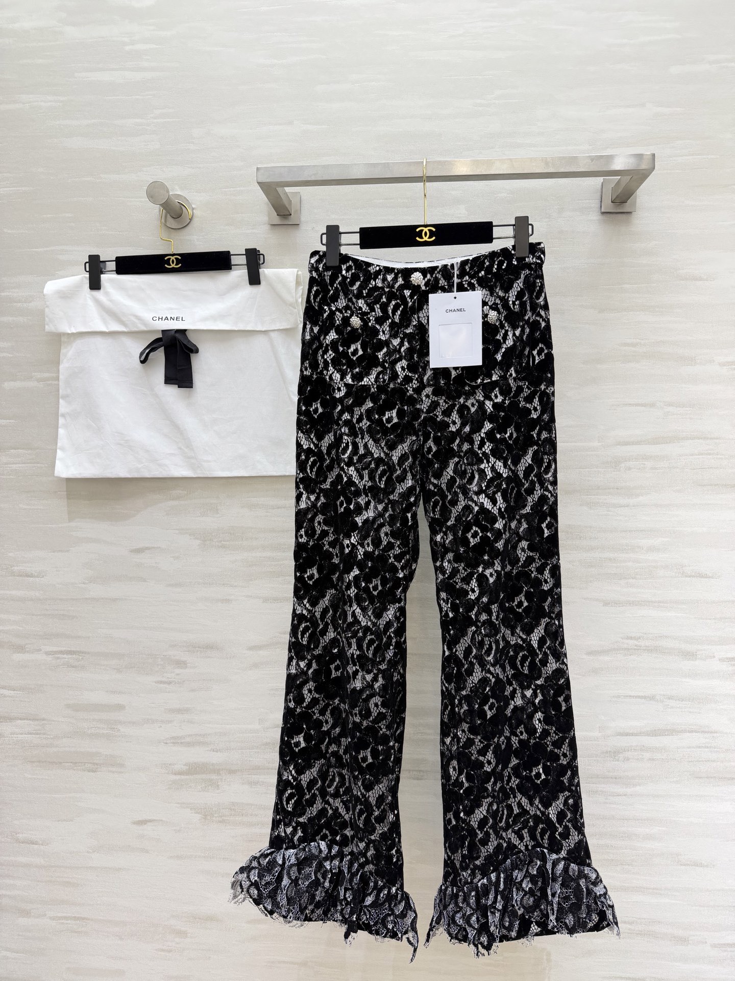 NO:802671,#CHANE Black and white lace bell-bottom trousers, flocked lace texture, full of high-end, high waist and slightly flared cut, modifying the legs to look taller, lace at the trouser legs, exquisite details, rhinestone buttons embellishment, noble and unobtrusive, can be worn alone or as a set, high-quality customization is a must-have for rich ladies with a sense of atmosphere. Available now, size S/M/L (S size waist 68, pants length 102),,chanel,19860909#CHANE黑白蕾丝喇叭裤 植绒蕾丝肌理 高级感满满 高腰微喇剪裁 修饰腿型显高挑 裤脚蕾丝花边 细节精致 水钻纽扣点缀 显贵不张扬 可单穿可成套 千金名媛氛围感穿搭必备高品质定制 现货首发sizeS/M/L（s码腰围68,裤长102）,,chanel,,Women's clothing