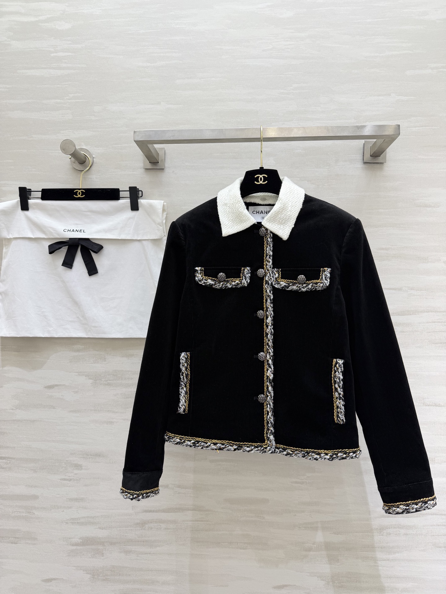 NO:802648,#CHANE's new black corduroy jacket brings retro coolness to the body. White woven lapels. Mixed-color raw edge binding. Contrast colors and exquisite. Three-dimensional tailoring. Open-molded metal diamond buckles are luxurious and elegant. The upper body is neat and tall. Suitable for commuting/going out/dating. The cool aura brings high-quality customization. Available in stock for the first time in sizes S/M/L (S size shoulder width 40, bust 94, length 56),,chanel,jackets & coats,19860909#CHANE新款 黑色灯芯绒外套 把复古酷感穿在身上 白色编织翻领 混色毛边包边 撞色又精致 立体剪裁版型 开模金属钻扣奢华显贵 上身利落显高 通勤/出街/约会都适配 冷感气场拉满高品质定制 现货首发sizeS/M/L（s码肩宽40,胸围94,衣长56）,,chanel,jackets & coats,,Women's clothing