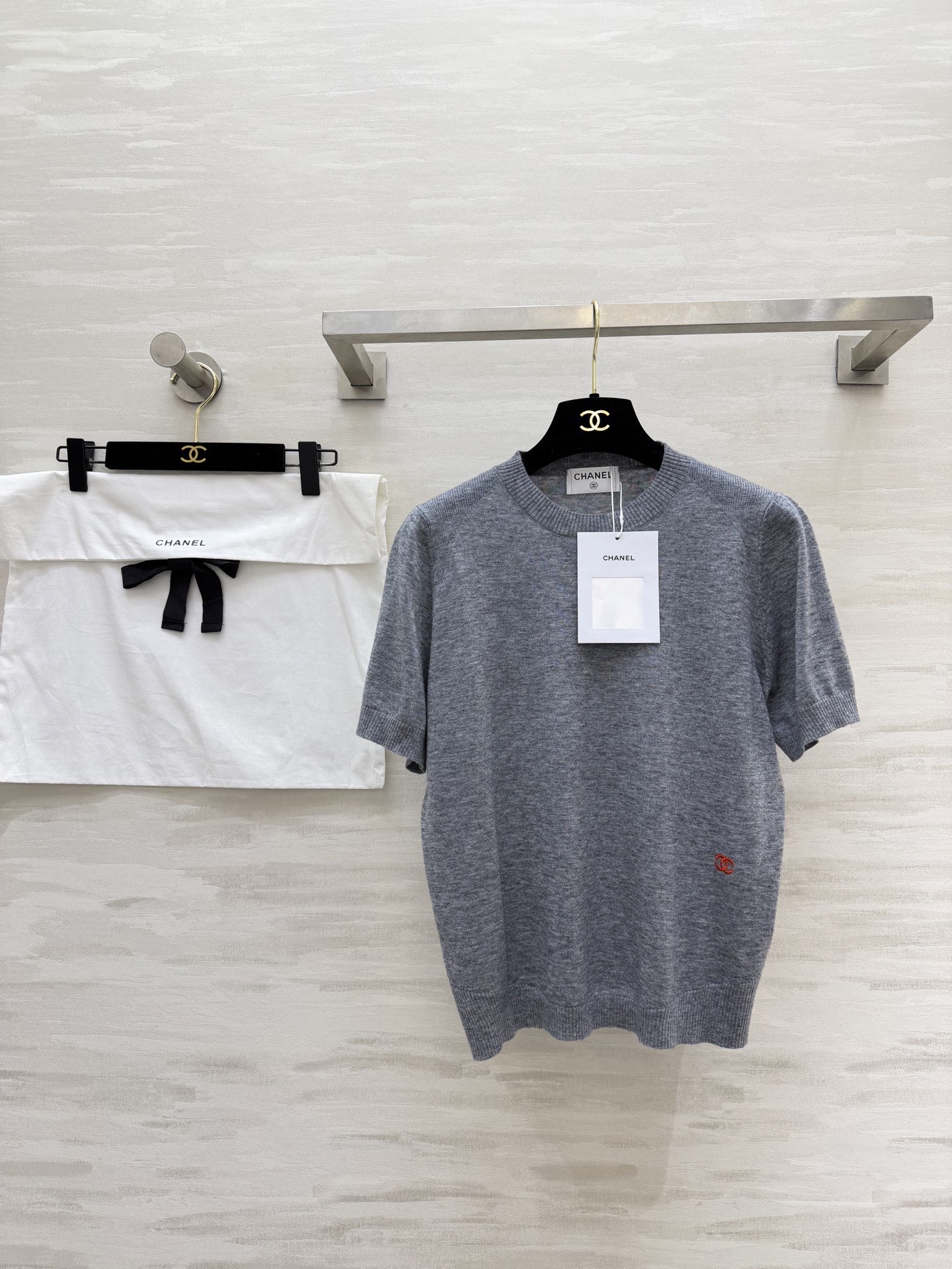 NO:802654,#Chane Gray Knitted Short Sleeve | Wear low-key elegance on your body!  High-grade fog gray tone, with a cool and relaxing feeling. Delicate wool knitting, skin-friendly, breathable and not sweaty!  The small red logo and double C are embellished, low-key and recognizable. The ceiling in the basic model can be worn for daily commuting. A versatile item in the wardrobe that will never go out of style!  High-quality customization, available in stock first size 36/38/40 (36 size bust 86, length 54), chanel, T-shirt,19860909#Chane灰色针织短袖｜ 把低调贵气穿在身上！ 高级雾灰色调,自带清冷松弛感 细腻羊毛针织,亲肤透气不闷汗！ 小红标双C点缀,低调又有辨识度 基础款里的天花板,通勤日常都能搭 衣柜里永远不会过时的百搭单品！ 高品质定制 现货首发size36/38/40（36码胸围86,衣长54）,,chanel,T-shirt,,Women's clothing
