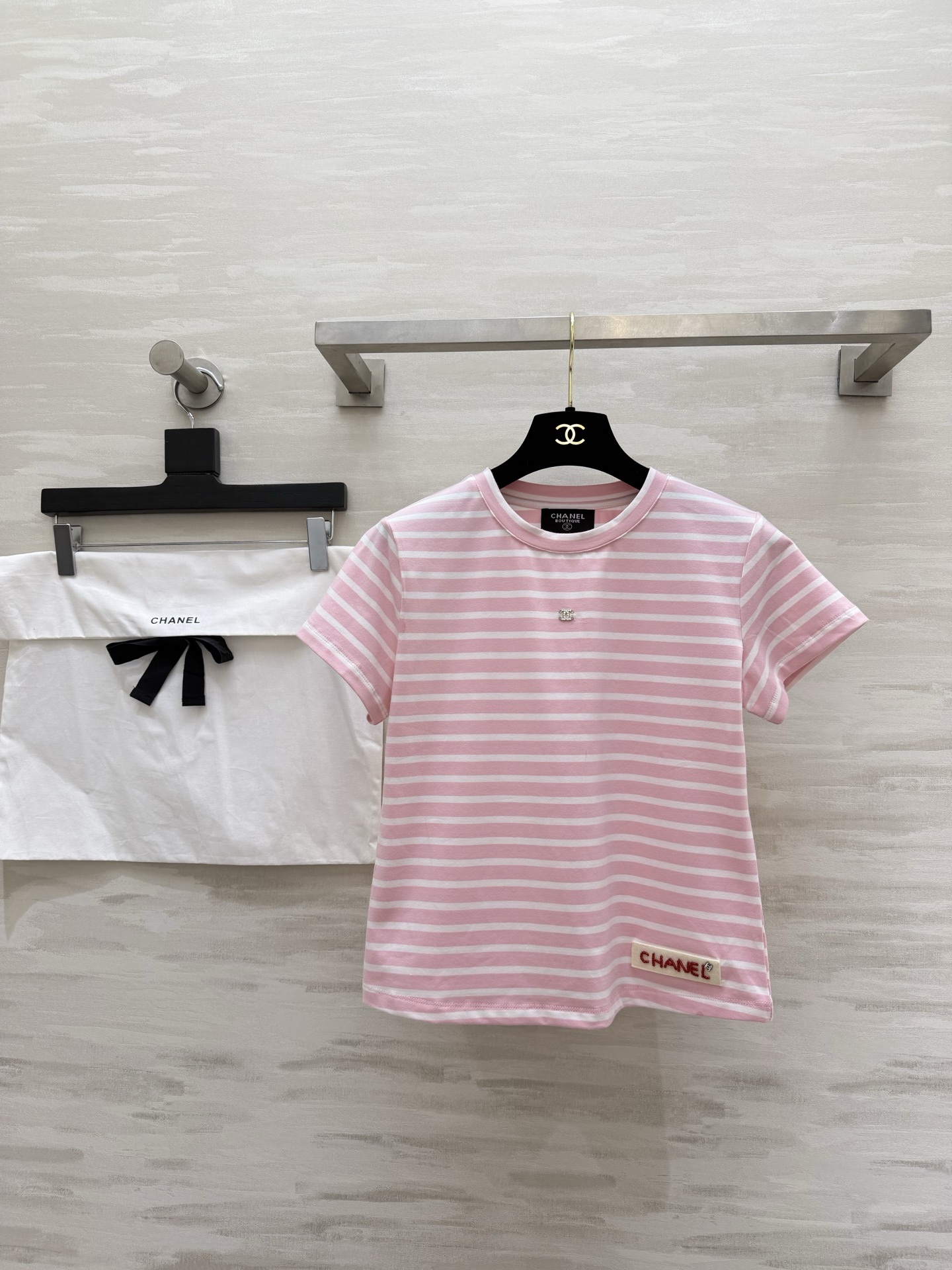 NO:802660,#CHANE Second-hand series cherry blossom pink striped limited T-shirt is based on French stripes and infused with the essence of fragrance!  Pink and white contrasting colors are gentle and noble. Rhinestone buckle on the chest + embroidered label on the hem. Low-key but with a good sense of sophistication. Selected high-weight cotton material, draping and anti-wrinkle. Upper body comfort and fit are both online!  High-quality customization, available in stock first size 36/38/40 (shoulder width 35, bust 90, length 53), chanel, tees, t-shirt,19860909#CHANE中古系列樱花粉条纹限定T恤 以法式条纹为基底 注入香风精髓！粉白撞色温柔又显贵 胸前水钻扣+下摆刺绣标 低调中藏着不俗的精致感 精选高克重棉料 垂顺抗皱 上身舒适度与版型双在线！高品质定制 现货首发size36/38/40（36码肩宽35,胸围90,衣长53）,,chanel,tees，t-shirt,,Women's clothing