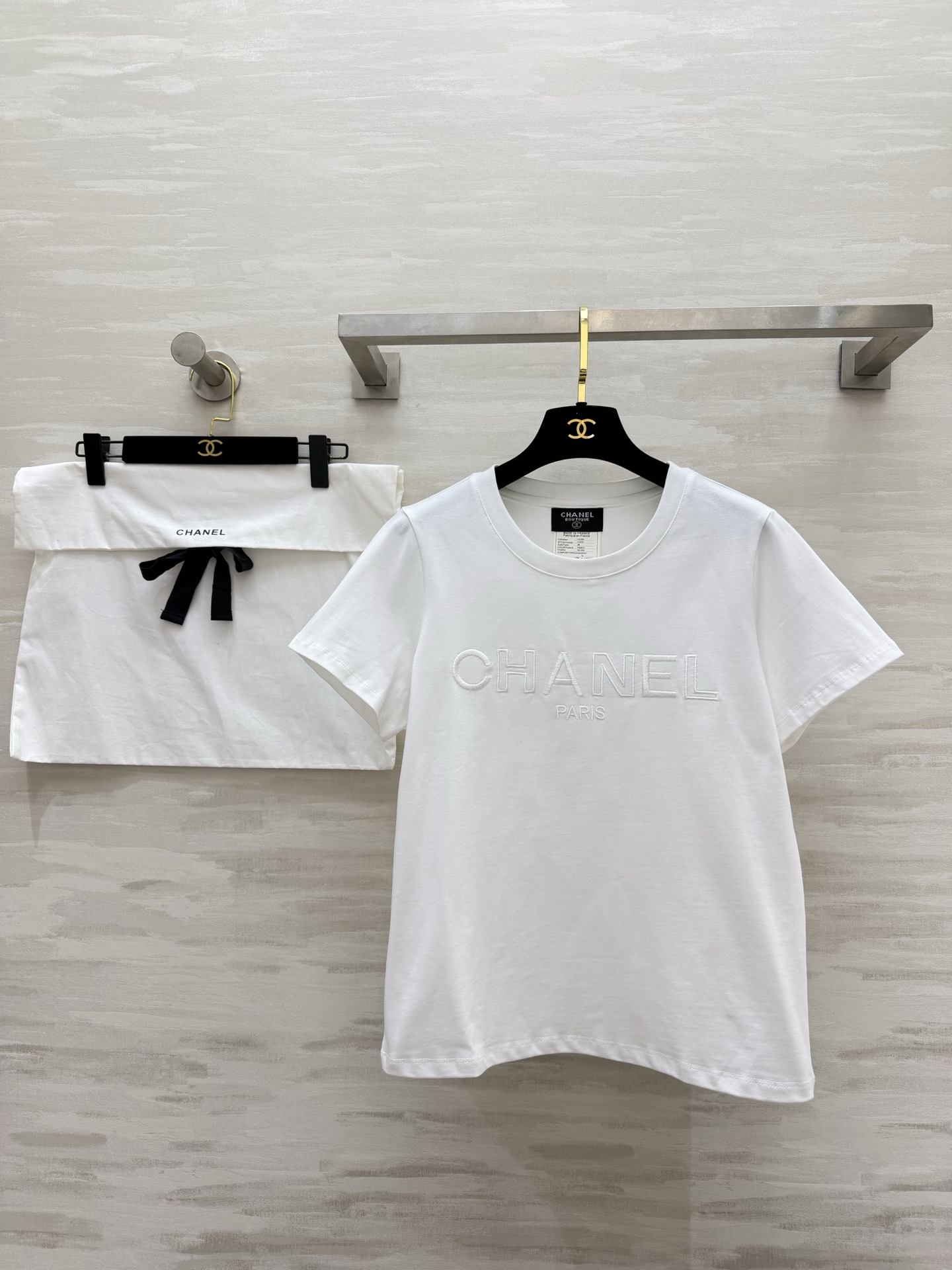 NO:802672,#Chane Medieval Series Letter logo embroidery limited white T | Timeless classic style Every detail of the iconic logo letters is full of high-end feeling High-count and high-density pure cotton fabric Soft and skin-friendly High-quality customization Available in stock first size 36/38/40 (shoulder width 37 for size 38, bust 92, length 58),,chanel,19860909#Chane中古系列 字母logo刺绣限定白T | 永恒经典款 标志性logo字母每一处细节都写满高级感 高支高密纯棉面料 软糯亲肤 高品质定制 现货首发size36/38/40（38码肩宽37,胸围92,衣长58）,,chanel,,Women's clothing