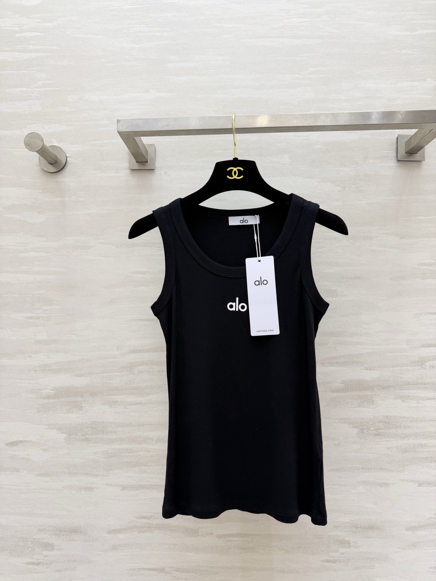 NO:802680,#Aloss pit-striped tank top | Hot girl’s favorite vest for fitness/yoga/daily wear!  The high-strength crater fabric is soft and waxy, skin-friendly and not sweaty, slimming but not tight, and perfectly wraps the body shape!  The three colors of black, white and gray are classic and versatile, with a simple ALO logo on the chest, low-key and fashionable!  U-shaped collar + wide shoulder strap design, covering the secondary breasts and showing right-angled shoulders, so even fat girls can feel free to wear it!  High quality customization, available in stock first size S/M/L,,19860909#Aloss坑条工字背心 | 辣妹运动刚需款健身/瑜伽/日常都能穿的神仙背心！高弹坑条面料软糯亲肤不闷汗,修身不紧绷,完美包裹身形！黑白灰三色经典百搭,胸前简约alo标,低调又时髦！U型领+宽肩带设计,遮副乳、显直角肩,微胖姐妹也能放心冲！高品质定制 现货首发sizeS/M/L,,,Women's clothing