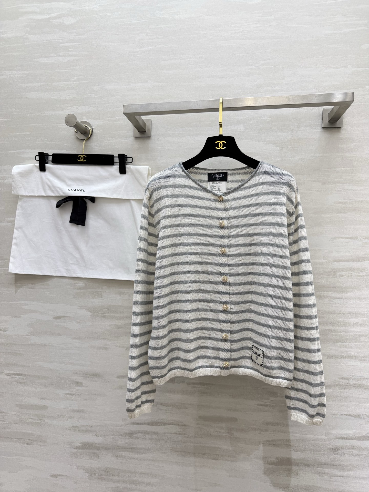 NO:802682,#Chane striped knitted cardigan. The classic sea soul stripes will never go out of style. The gold and silver blended fabric has a fine shimmer. Round neck + customized double C button design. Gentle and noble. The double C cloth label on the hem is a low-key finishing touch!  Wear it layered or worn alone, it looks stylish, and it’s easy to achieve French relaxation!  High-quality customization, available in stock, size 36/38/40 (size 38, shoulder width 46, chest 106, length 57),,chanel,19860909#Chane条纹针织开衫 经典海魂条纹永不过时 金银丝混纺面料自带细闪光泽 圆领+定制双C扣设计 温柔又显贵 下摆双C布标低调点睛！叠穿单穿都很有腔调 轻松拿捏法式松弛感！高品质定制 现货首发size36/38/40（38码肩宽46,胸围106,衣长57）,,chanel,,Women's clothing