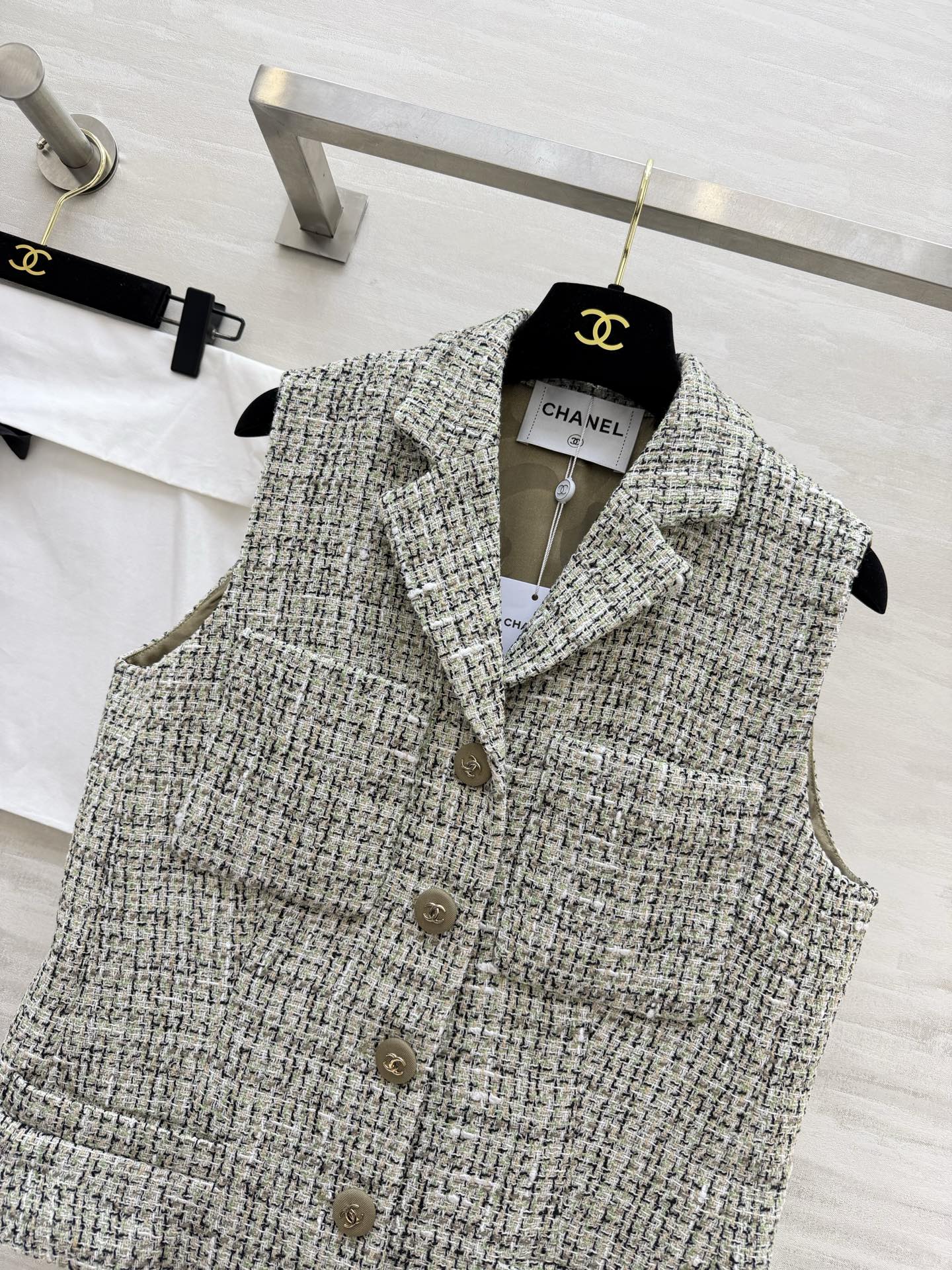 Женская жилетка из твида с лацканами Chanel