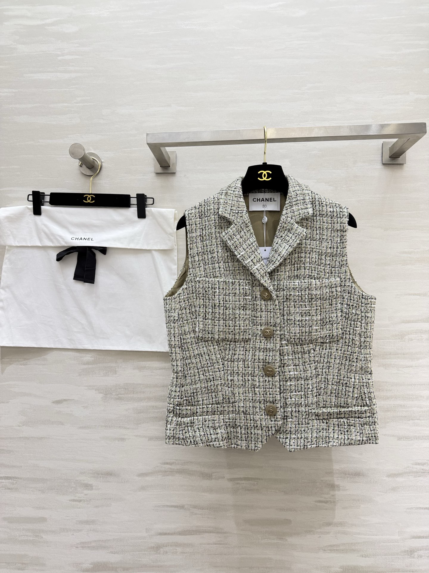 NO:802684,#Chane colorblock tweed vest. The front piece is classic tweed. The back piece is spliced with high-end fabrics. It is suitable for both movement and movement. The details control directly into the neat and capable suit collar. The open-molded metal logo buckle embellishes the sense of sophistication. The upper body has a sense of luxury and luxury. Wear it alone and you will be a casual French heroine. Layer a sweater/shirt to become a fashionable and sophisticated expert in an instant. High-quality customization  Available now: size S/M/L (S size bust 94, length 52), chanel, shirts, business suit,19860909#Chane拼色粗花呢马甲 前片是经典粗花呢 后片拼接高级面料 动静皆宜 细节控直接沦陷西装领版型利落干练 开模金属logo包扣点缀精致感 上身自带豪门贵气 单穿是随性的法式女主 叠穿针织衫/衬衫秒变时髦精致达人 高品质定制 现货首发sizeS/M/L（s码胸围94,衣长52）,,chanel,shirts,business suit,,Women's clothing