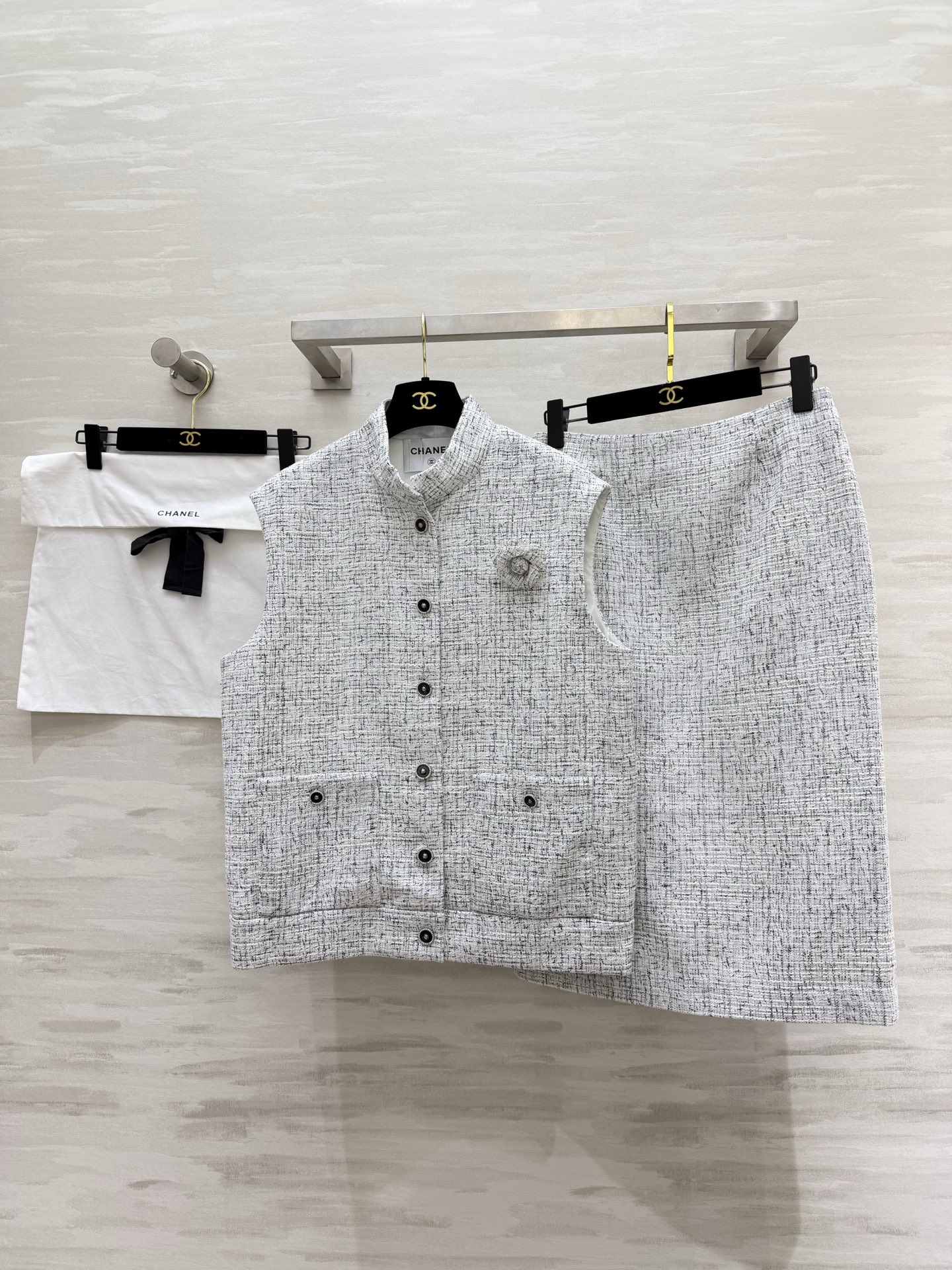 NO:802688,#Chane Tweed Vest and Skirt Suit Welds the high-end sense of a celebrity on the body, a true 'wealth flower in the world' suit!  The classic white and gray blended tweed has a full texture, a stand-up collar vest with a noble filter, and a skirt of the same color. The upper body of this set will instantly become a god!  The camellia brooch is embellished with details. The metal buttons are exquisite and full of details. High-quality customization. Available in stock first size S/M/L (S size bust 106, length 61, waist 68, hip 90, skirt length 67, chanel, skirts, brooch, breastpin,19860909#Chane粗花呢马甲半裙套装 把名媛高级感焊在身上 真正的“人间富贵花”套装！经典白灰混纺粗花呢肌理感拉满 自带贵气滤镜立领马甲 同色系半裙 一套上身直接封神！山茶花胸针点缀细节 金属纽扣精致感拉满 高品质定制 现货首发sizeS/M/L（s码胸围106,衣长61,腰围68,臀围90,裙长67,,chanel,skirts,brooch，breastpin,,Women's clothing