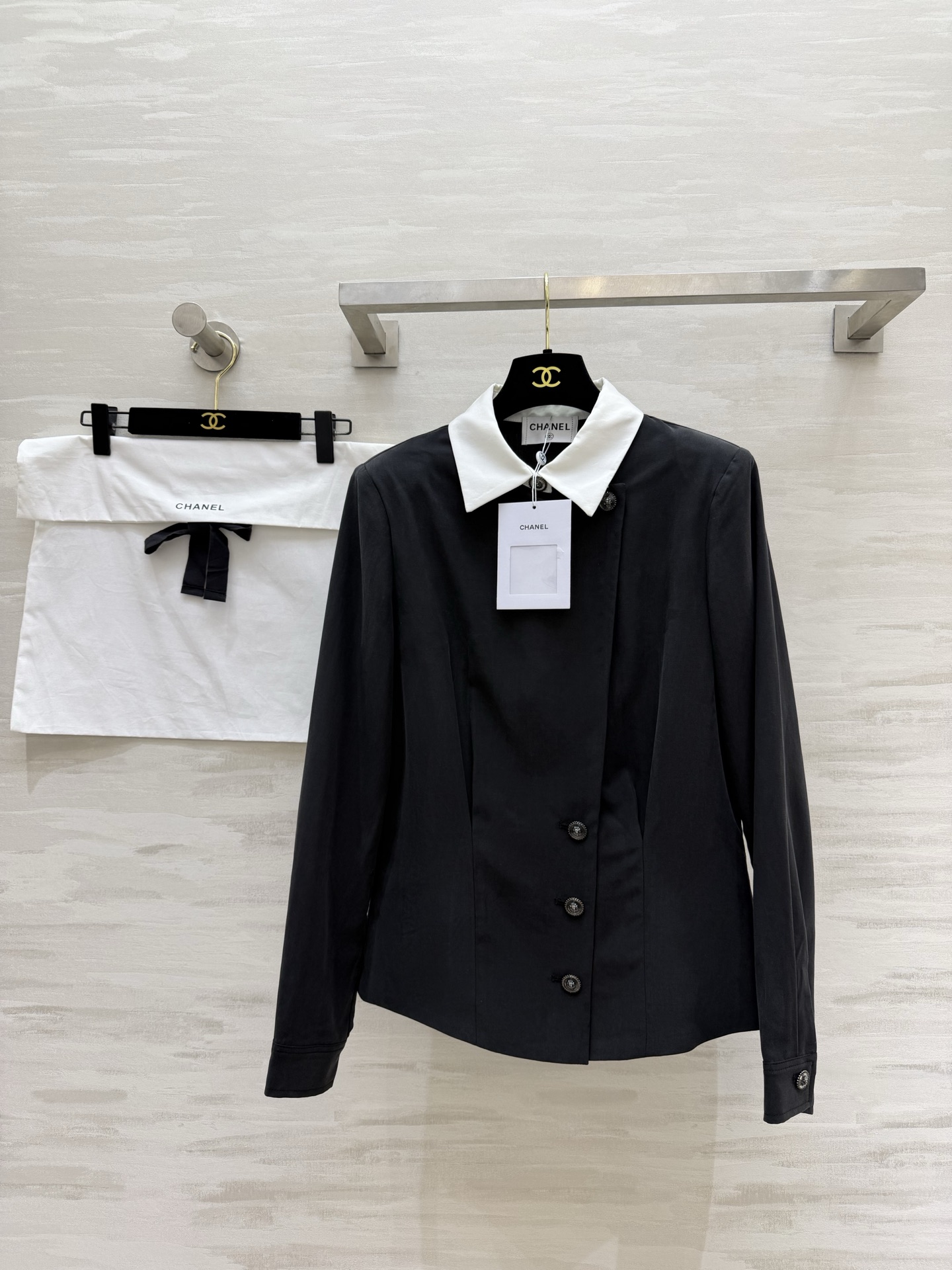 NO:802692,#Chane Contrast Collar Waist Shirt Classic black and white contrasting lapels, slanted placket, metal double C buttons, the details are directly drawn up and the high-draping fabric is crisp and not soft. The waist design instantly transforms into an hourglass waist. It hides the flesh and makes you look slimmer!  Wear it alone and you will become an intellectual and elegant workplace goddess; layer it with a suit/coat and you will instantly become a French socialite!  High-quality customization, available in stock first size S/M/L (S size shoulder width 38, bust 94, length 58), chanel, shirts, business suit,19860909#Chane撞色领收腰衬衫 经典黑白撞色翻领 斜门襟 金属双C纽扣 细节直接拉满高垂感面料挺括不软塌 收腰设计秒变沙漏腰 藏肉显瘦一绝！单穿是知性优雅的职场女神 叠穿西装/大衣秒变法式名媛！高品质定制 现货首发sizeS/M/L（s码肩宽38,胸围94,衣长58）,,chanel,shirts,business suit,,Women's clothing