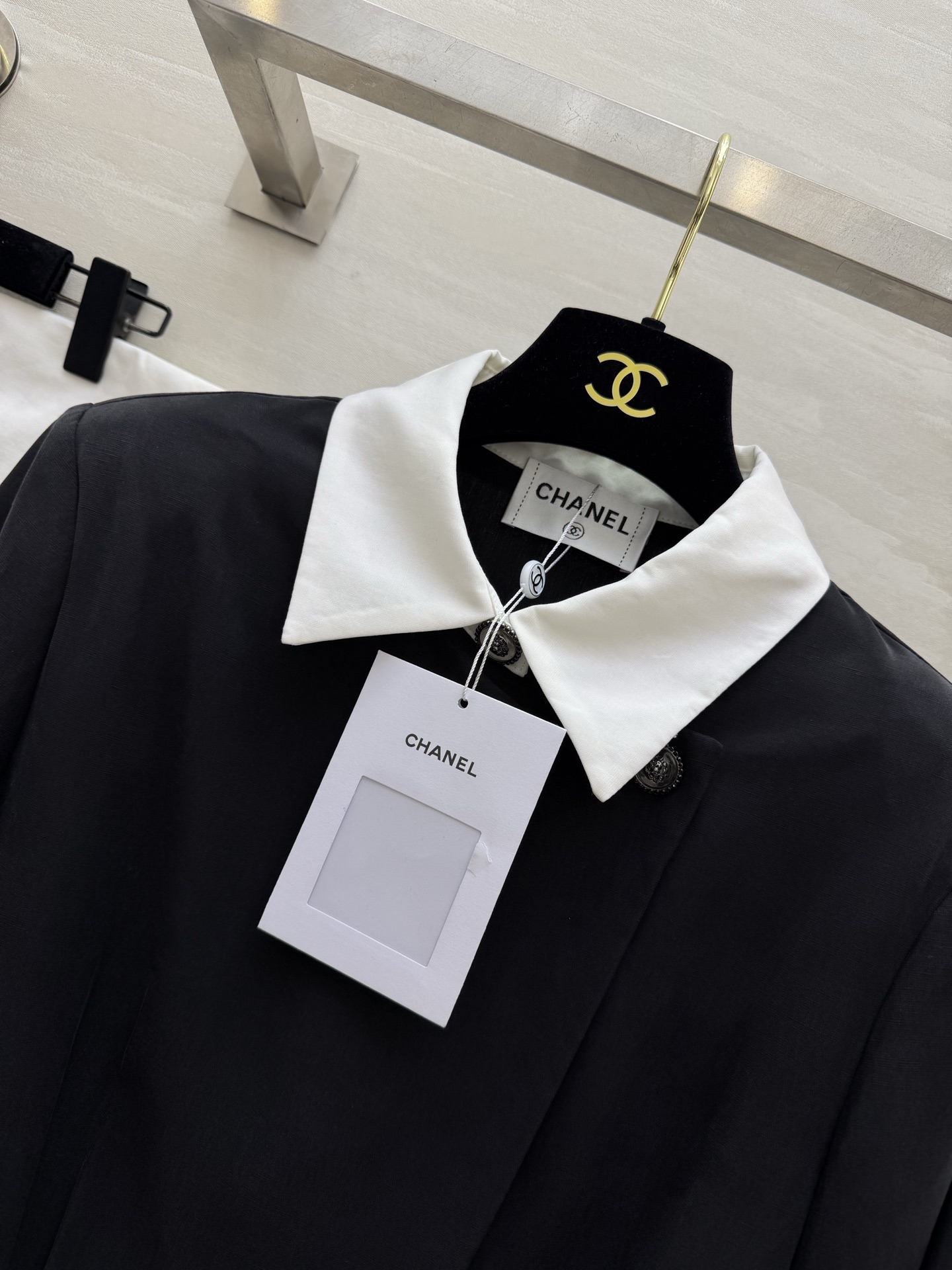 Женская рубашка с контрастным воротником и металлическими пуговицами Chanel