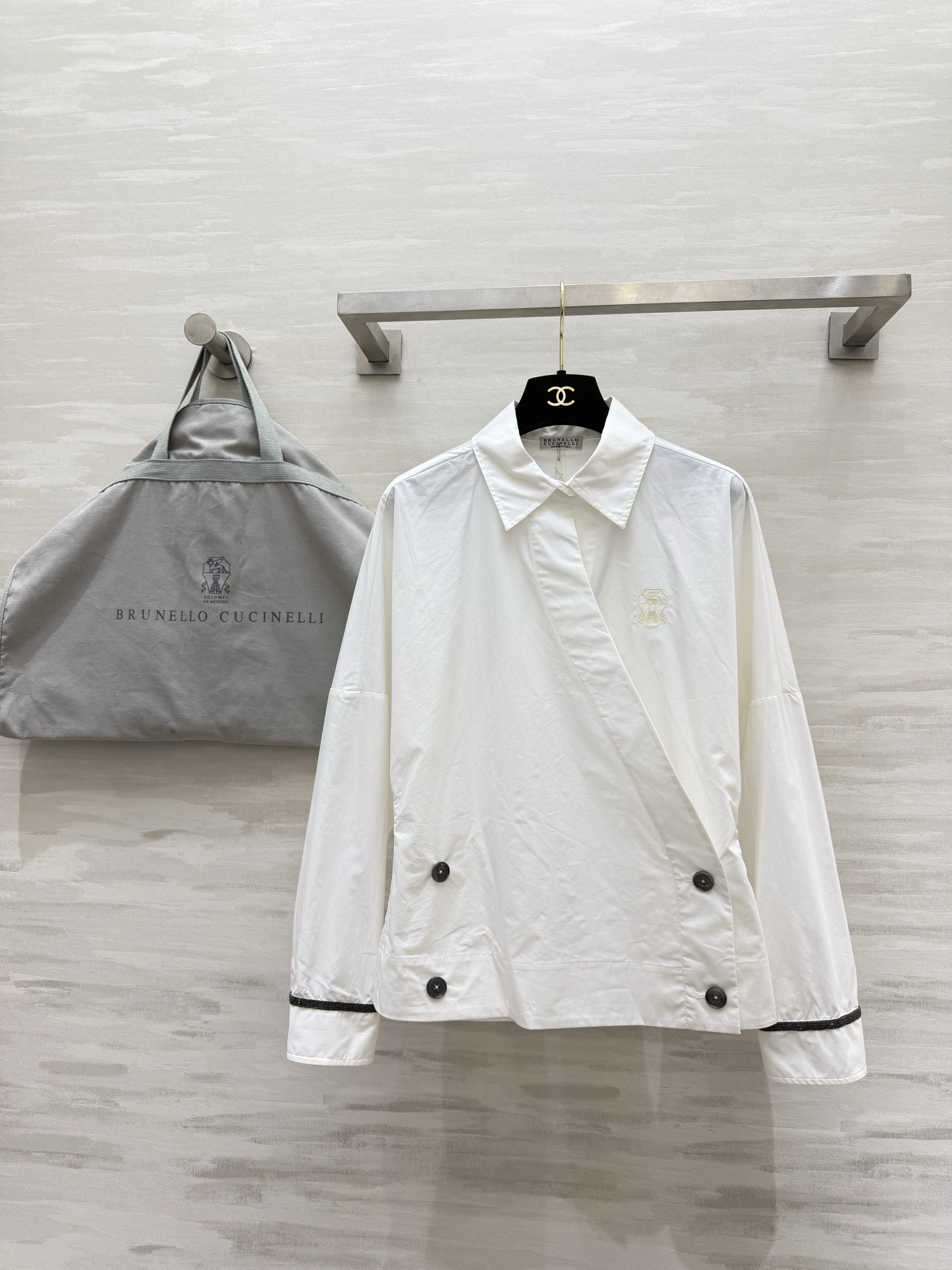NO:802677,#Brunello Cucinell Double-breasted white shirt with slanted front and double-breasted design, breaking the rules, casual and fashionable. Exquisite embroidery on the chest. Bead embellishment on the cuffs. It is low-key and full of details. The high-count cotton fabric is crisp and breathable. The loose version does not flatter the figure. It hides the flesh and makes you look slimmer!  High-quality customization, available in stock first size S/M/L (S size bust 124, length 56), brunello cucinelli, shirts,19860909#Brunello Cucinell斜襟双排扣白衬衫 斜襟双排扣设计,打破常规随性又时髦胸口精致刺绣 袖口珠饰点缀 低调中藏满细节 高支棉面料挺括透气 宽松版型不挑身材 藏肉显瘦一绝！高品质定制 现货首发sizeS/M/L（s码胸围124,衣长56）,,brunello cucinelli,shirts,,Women's clothing