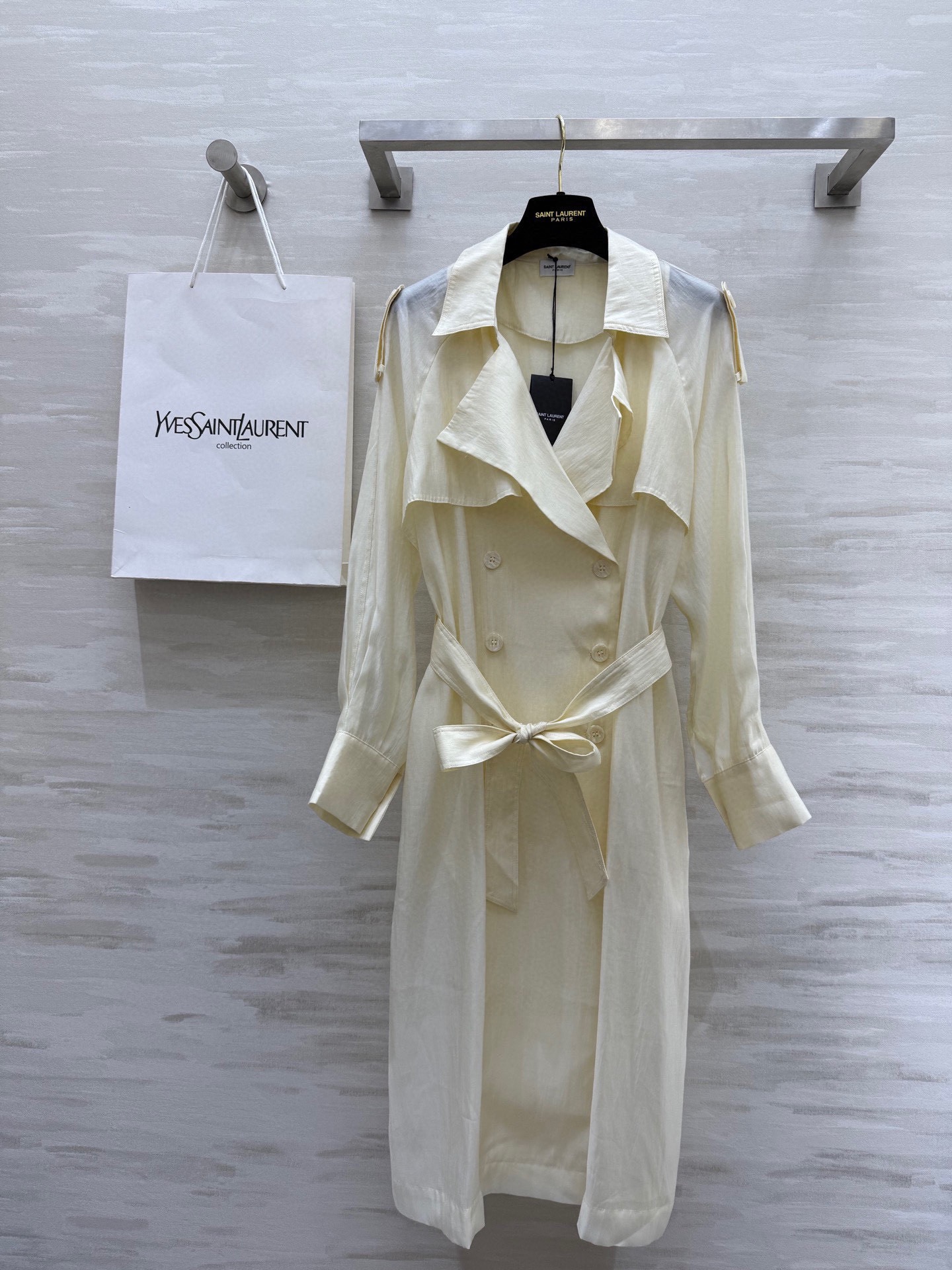 NO:802681,#ysl Spring and summer new style Tencel trench coat, high quality, available now, sizeS/M/L (S size bust 114, length 114),,saint laurent,19860909#ysl春夏新款 天丝风衣 高品质 现货首发sizeS/M/L（s码胸围114, 衣长114）,,saint laurent,,Women's clothing
